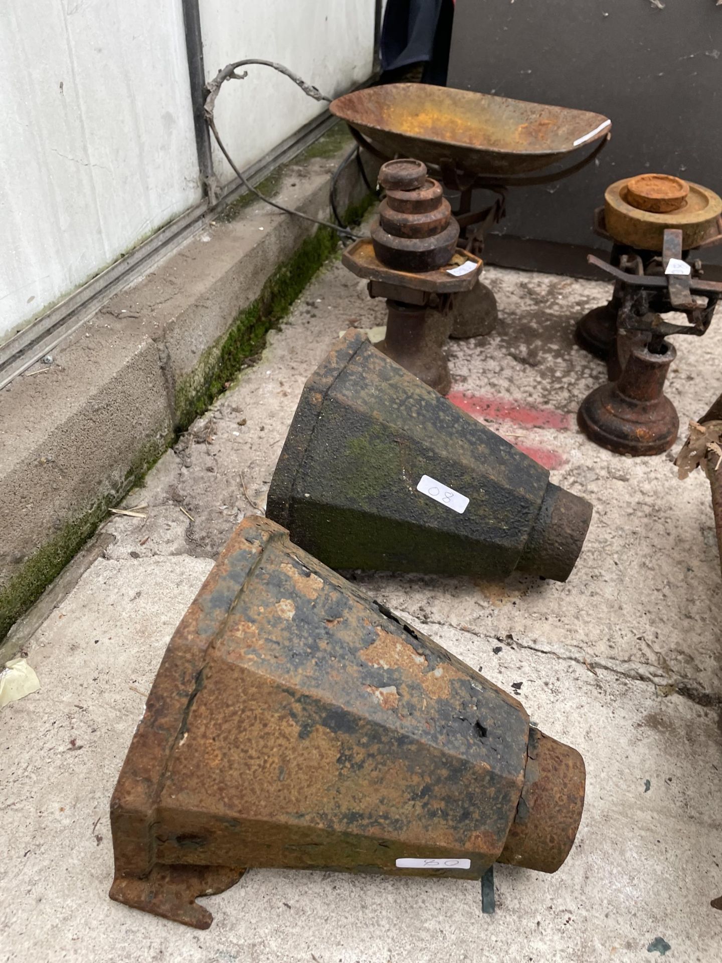 AN ASSORTMENT OF VINTAGE ITEMS TO INCLUDE SCALES, GUTTER HOPPERS AND A LAWN MOWER ETC - Image 2 of 2