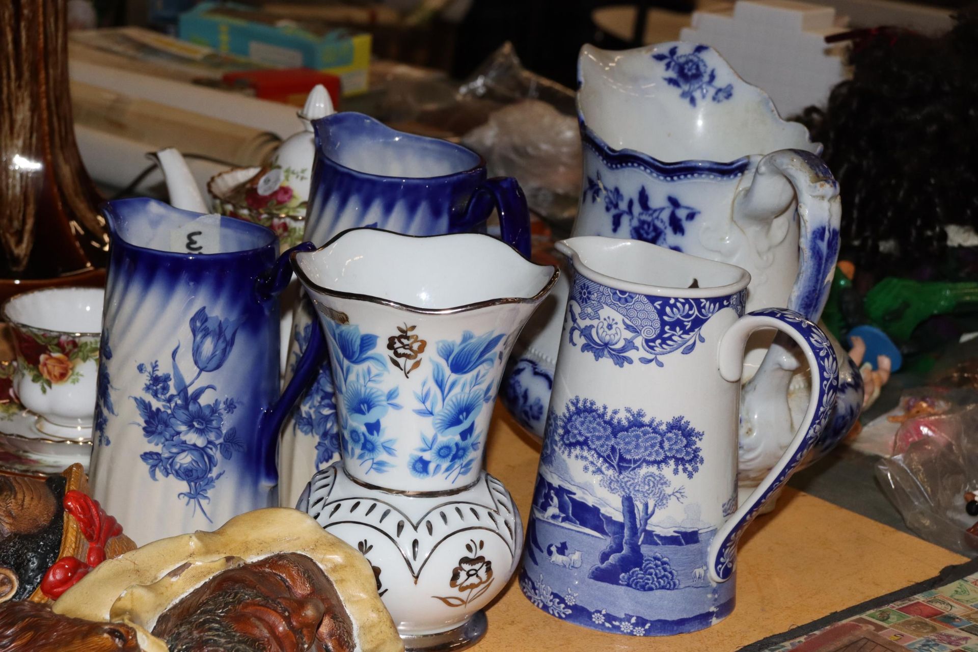 A COLLECTION OF VINTAGE BLUE AND WHITE JUGS PLUS A VASE - 5 IN TOTAL - Image 2 of 7