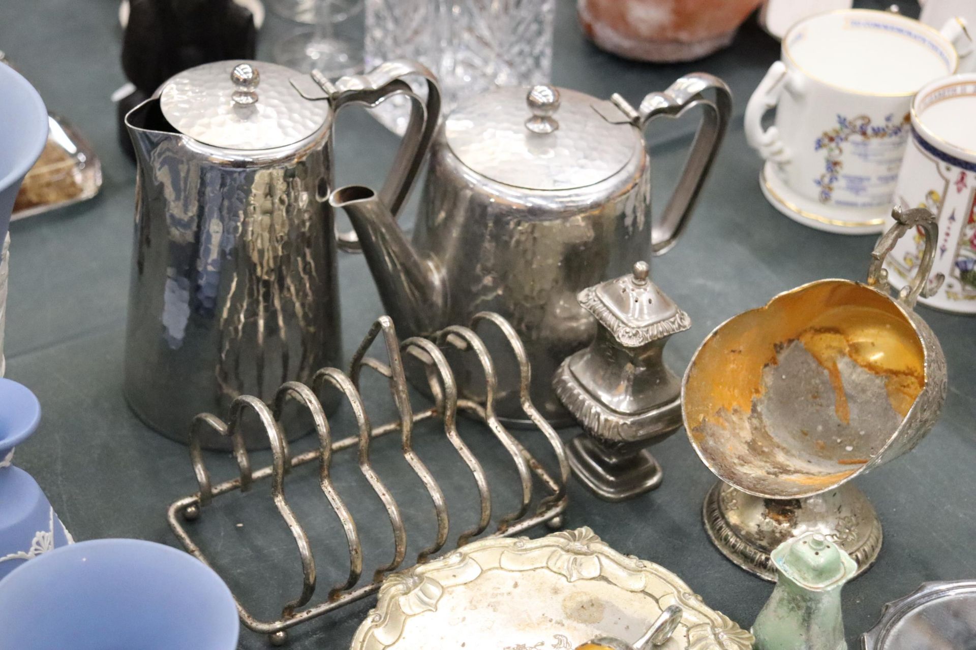 A COLLECTION OF SILVER PALTED ITEMS TO INCLUDE NAPKIN RINGS, A TEAPOT AND HOT WATER JUG, FLATWARE, - Image 4 of 10