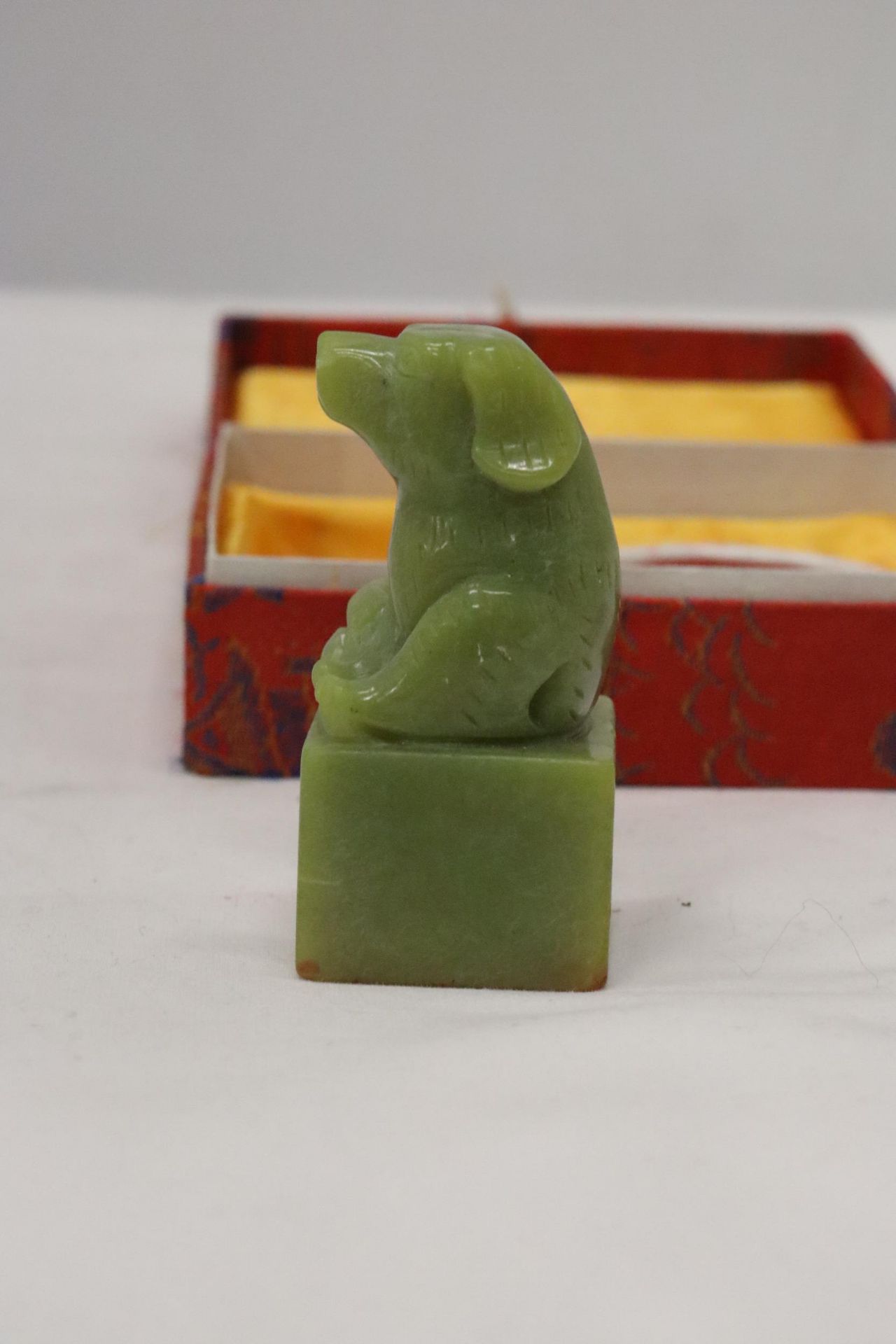 AN ORIENTAL JADE STYLE FOO DOG SEAL AND WAX IN A PRESENTATION BOX - Image 5 of 7