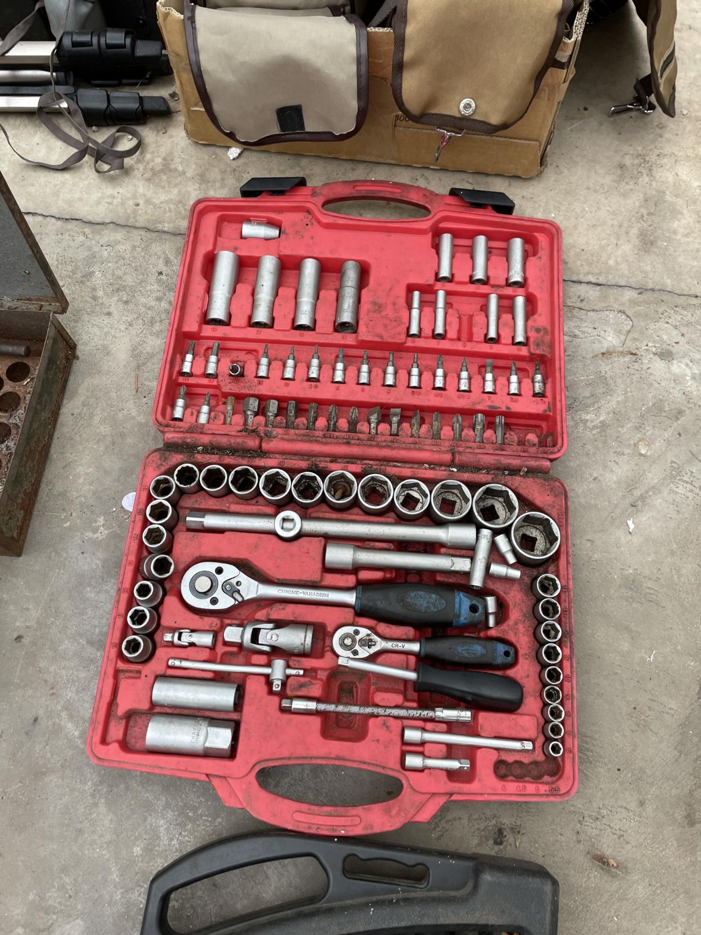 AN ASSORTMENT OF TOOLS TO INCLUDE A SOCKET SET AND A SCREW DRIVER SET - Image 2 of 2