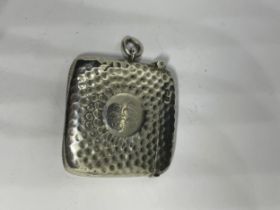 A HALLMARKED CHESTER SILVER VESTA CASE