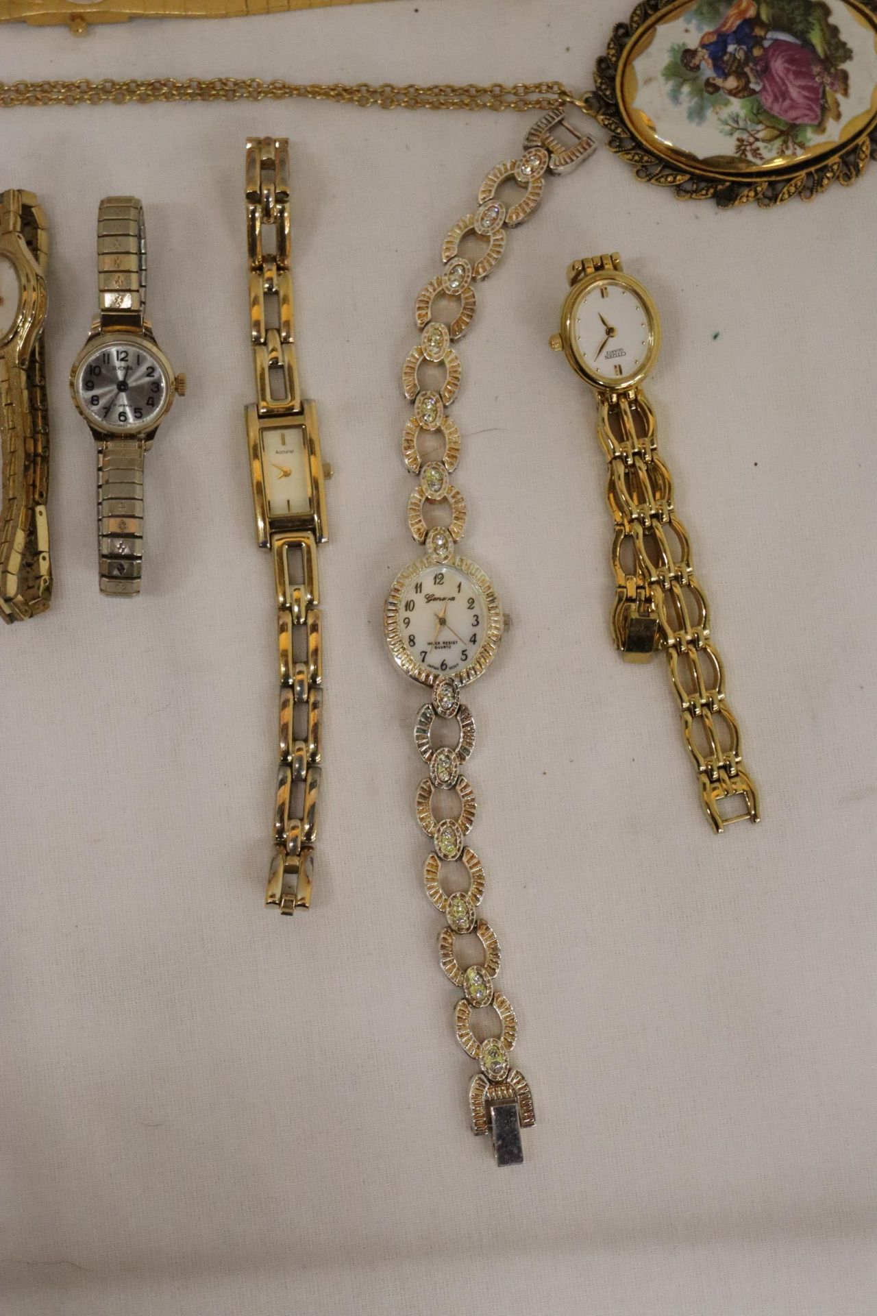 A QUANTITY OF YELLOW METAL COSTUME JEWELLERY TO INCLUDE WATCHES, BRACELETS, CHAINS, ETC - Image 6 of 7