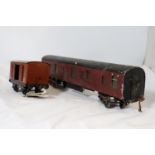 A PAINTED METAL .30MM GAUGE RAILWAY CARRIAGE IN MAROON LIVERY LENGTH 38 CM AND A HORNBY PAINTED
