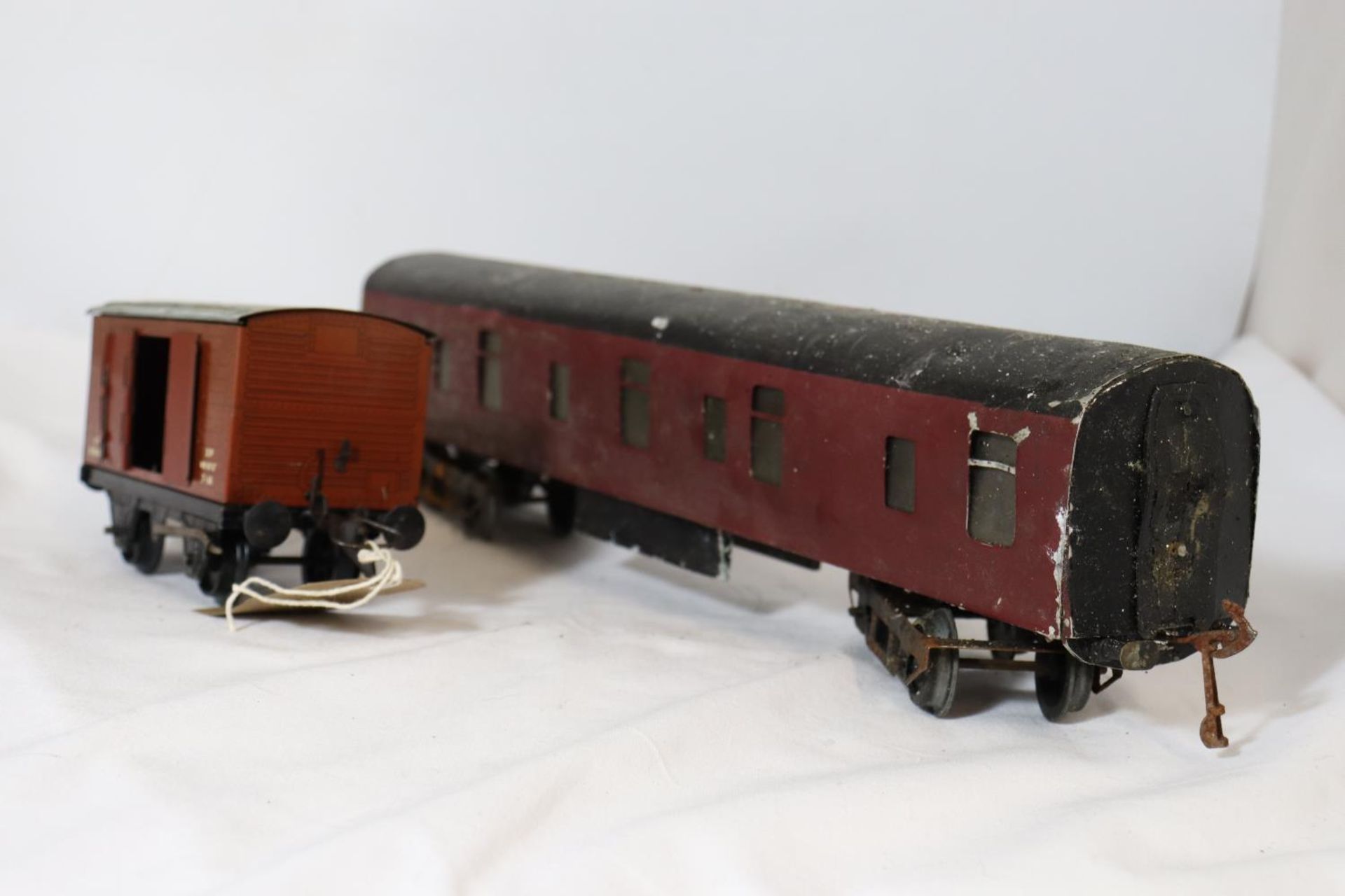 A PAINTED METAL .30MM GAUGE RAILWAY CARRIAGE IN MAROON LIVERY LENGTH 38 CM AND A HORNBY PAINTED