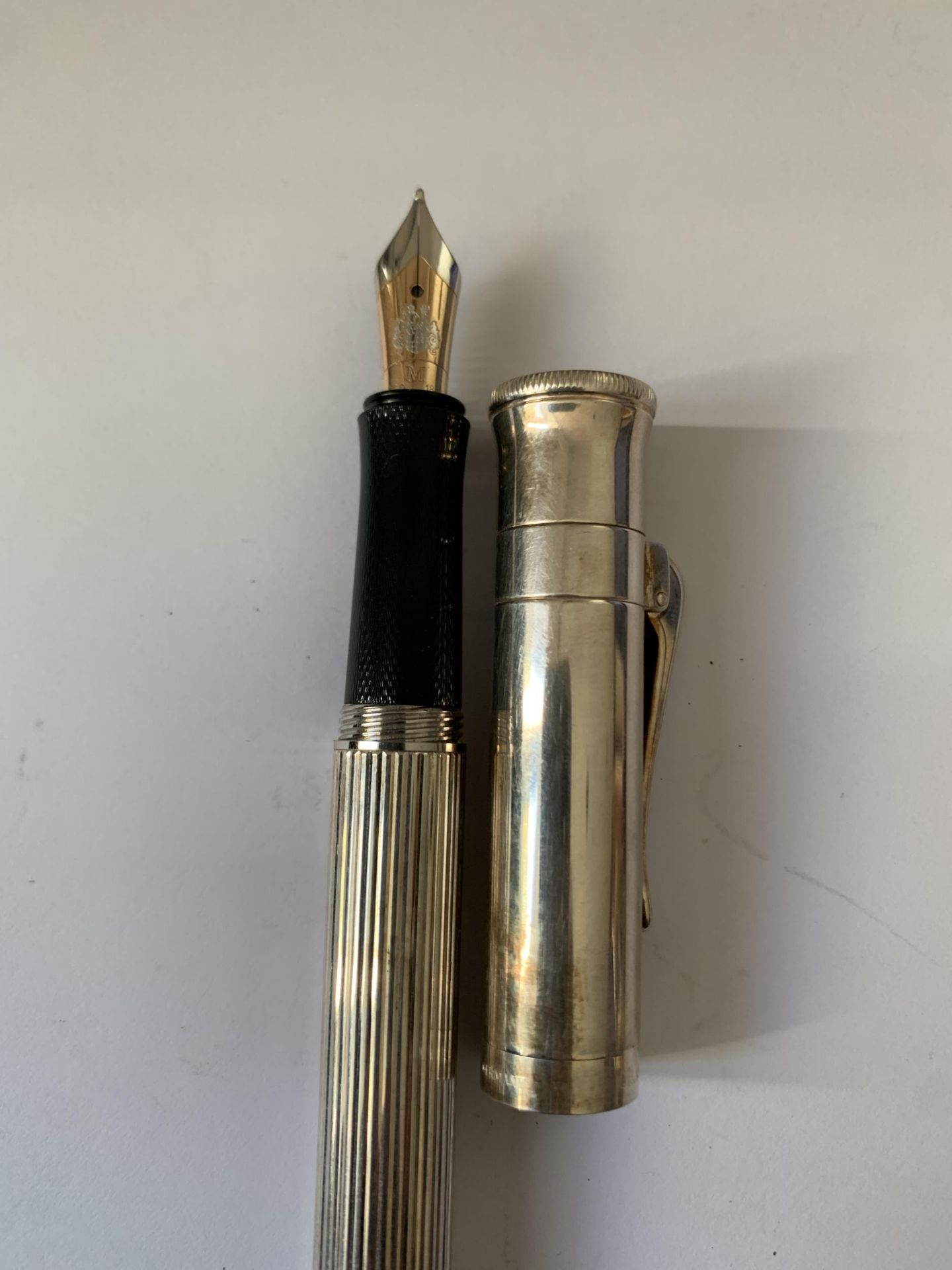 A GRAF VON FABER CASTELL FOUNTAIN PEN WITH AN 18 CARAT GOLD M NIB - Image 4 of 5