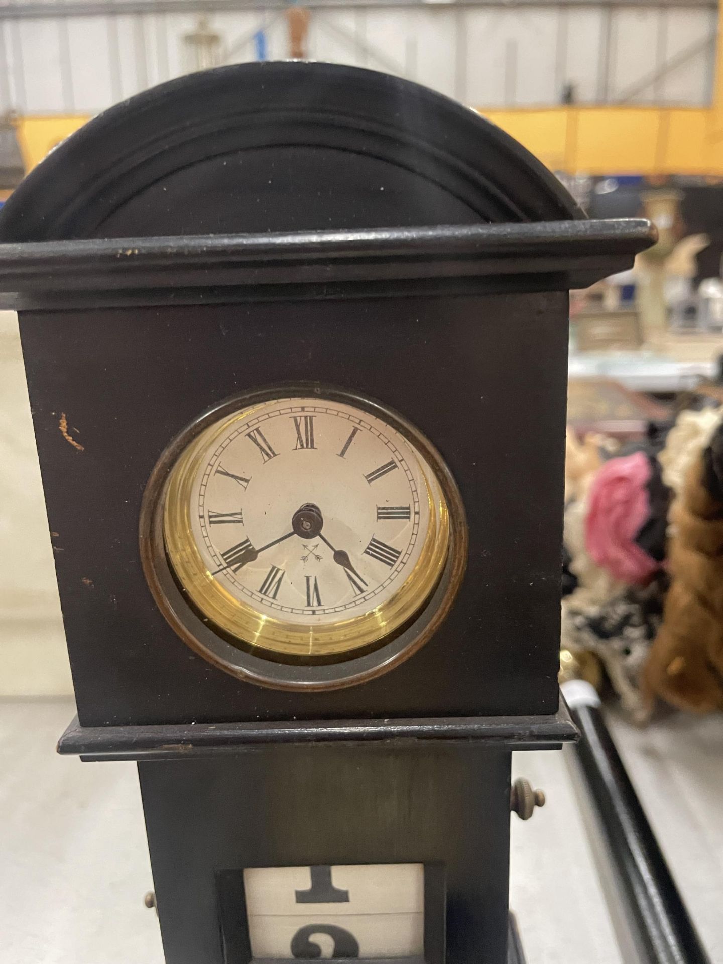 A VINTAGE WOODEN CLOCK, IN THE STYLE OF A GRANDFATHER CLOCK, WITH CALENDAR NUMBERS, HEIGHT 29CM - Bild 2 aus 5