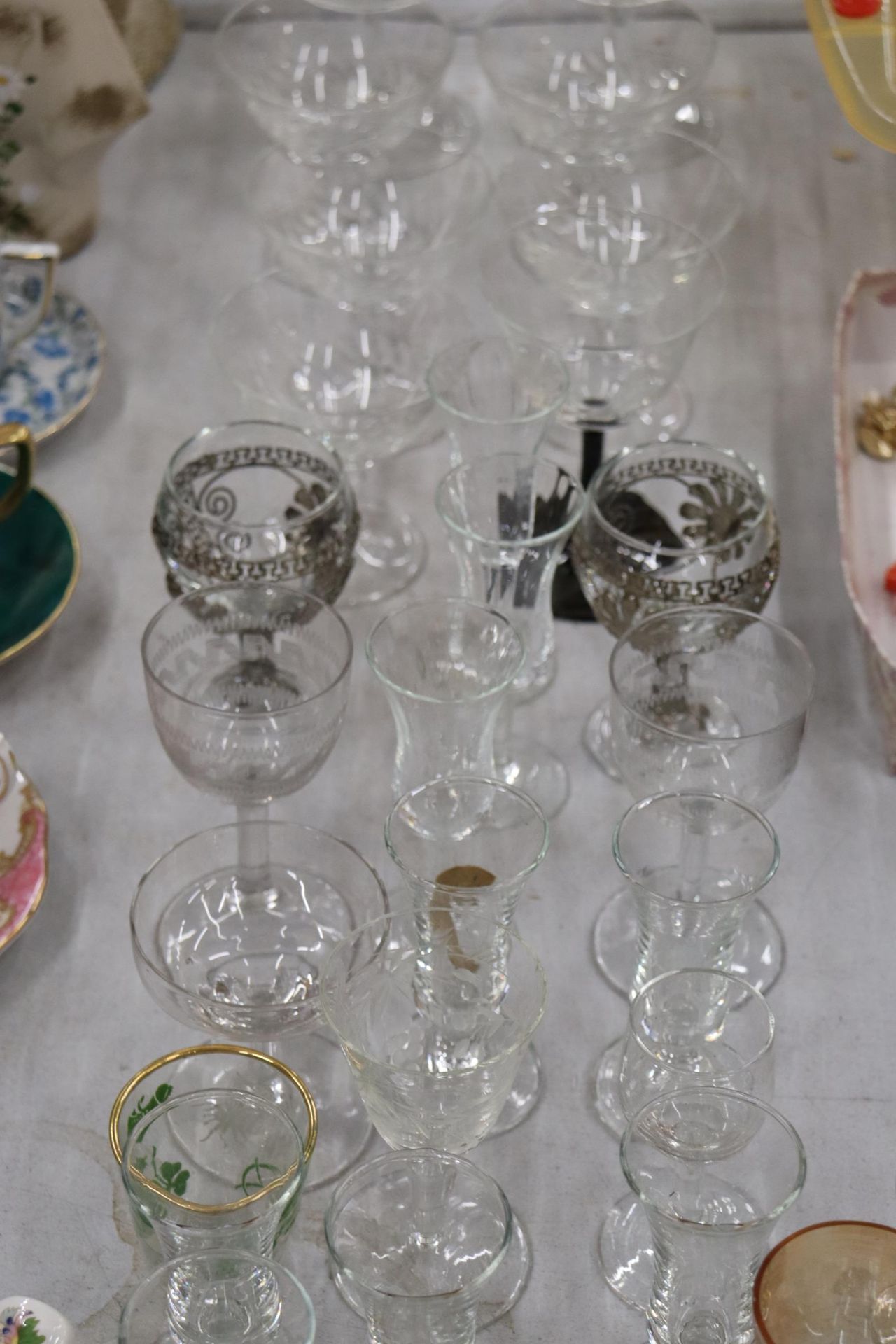 A QUANTITY OF GLASSES TO INCLUDE SHERRY, SHOT GLASSES, ETC - Bild 10 aus 10