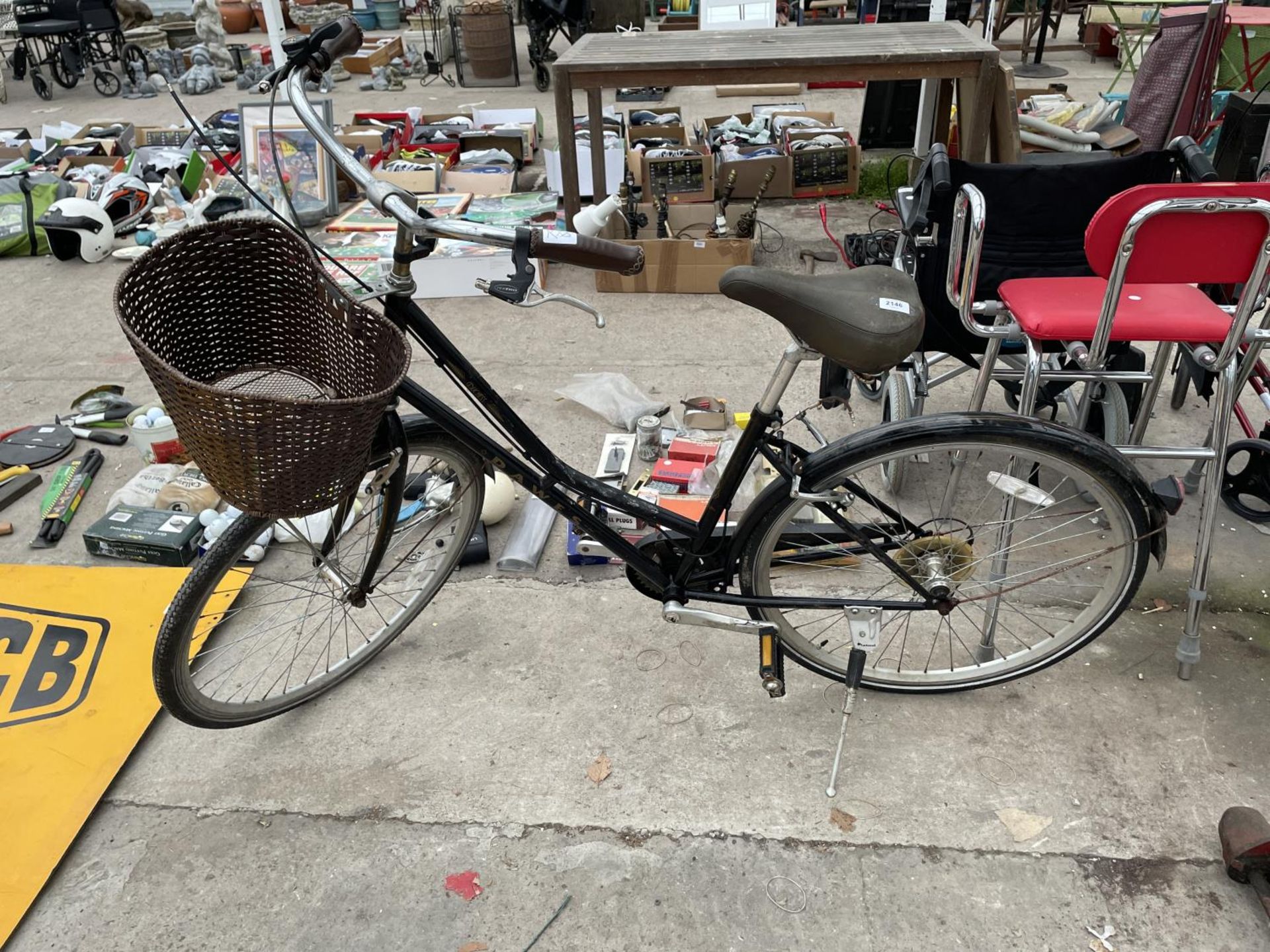 A VINTAGE DAWES DUCHESS BIKE