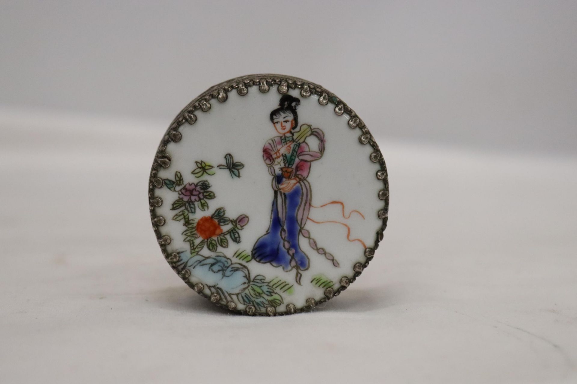 A VINTAGE SILVER TONE TRINKET BOX WITH THE IMAGE OF A JAPANESE LADY IN A FLORAL GARDEN - Image 6 of 6