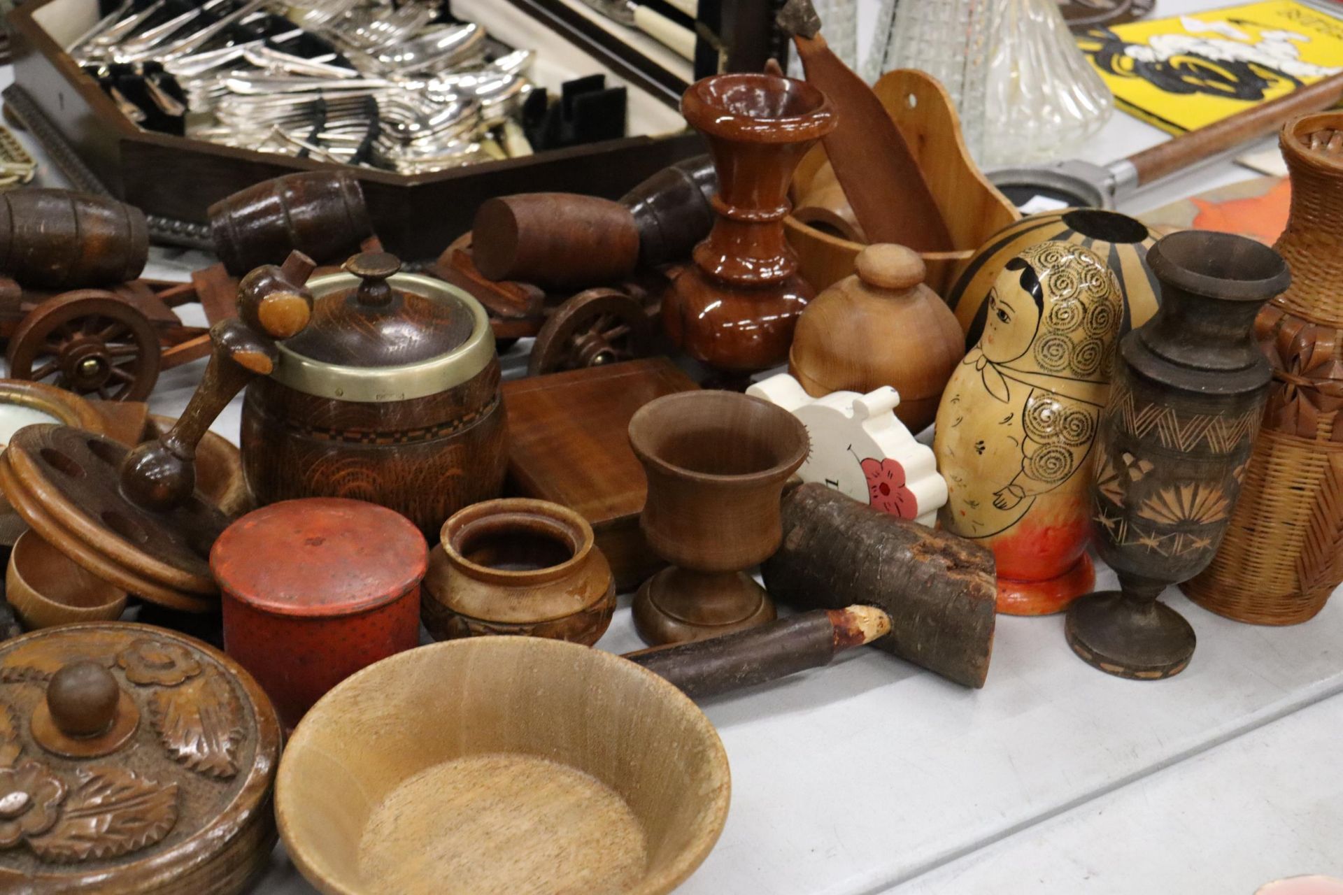 A LARGE QUANTITY OF TREEN ITEMS TO INCLUUDE BOWLS, TRINKET BOXES, FRAMED HANDPAINTED TILES, - Image 11 of 11