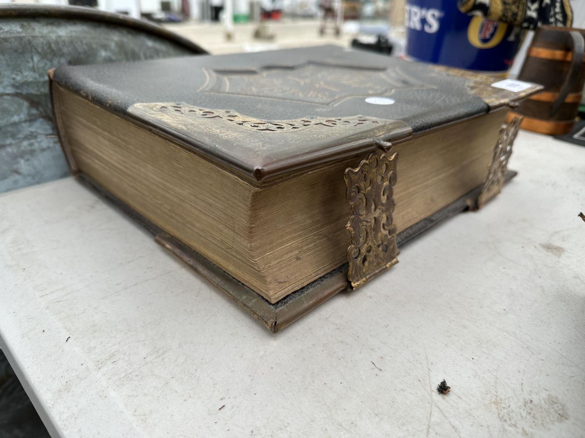 A VINTAGE LEATHER BOUND HOLY BIBLE WITH BRASS DETAIL - Image 4 of 4
