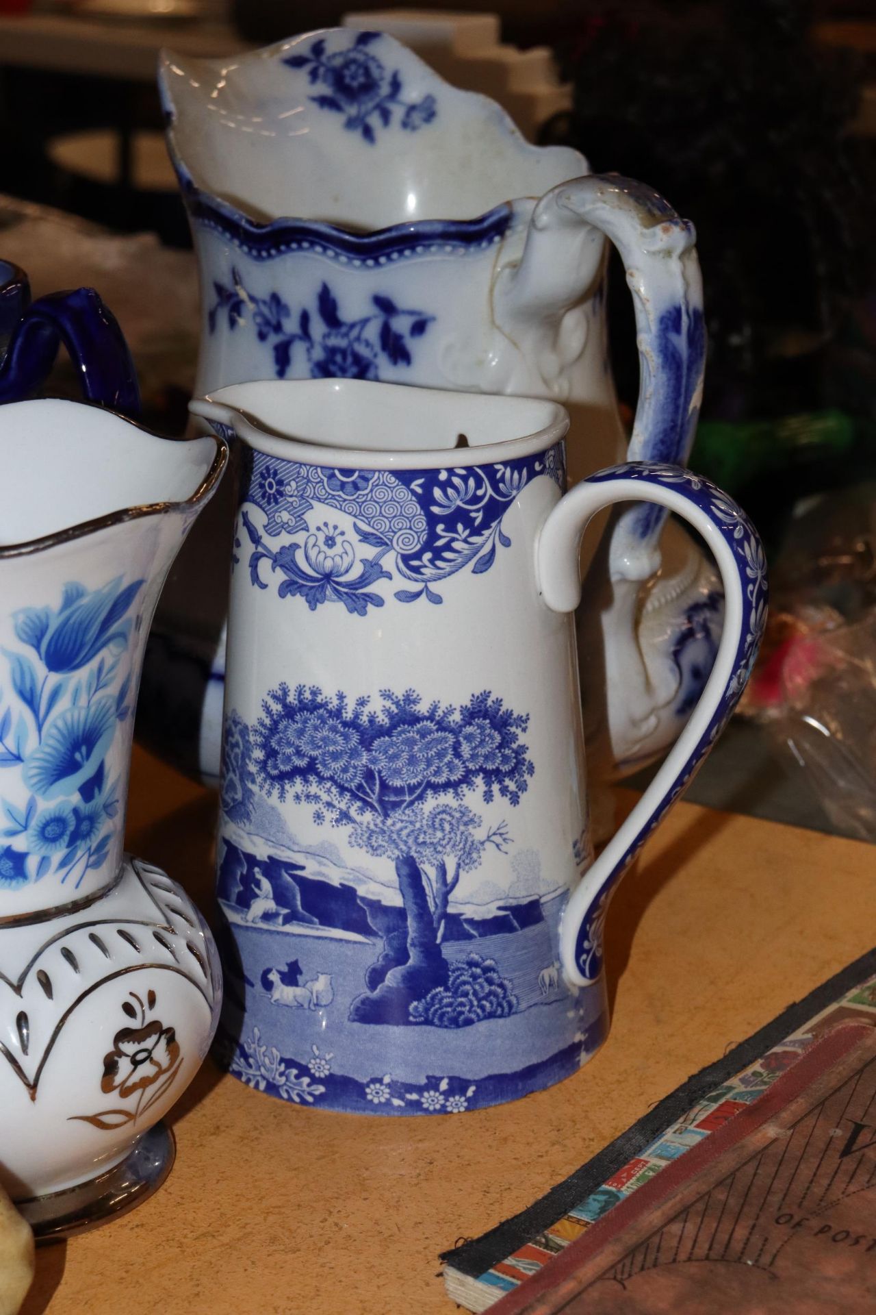 A COLLECTION OF VINTAGE BLUE AND WHITE JUGS PLUS A VASE - 5 IN TOTAL - Image 3 of 7