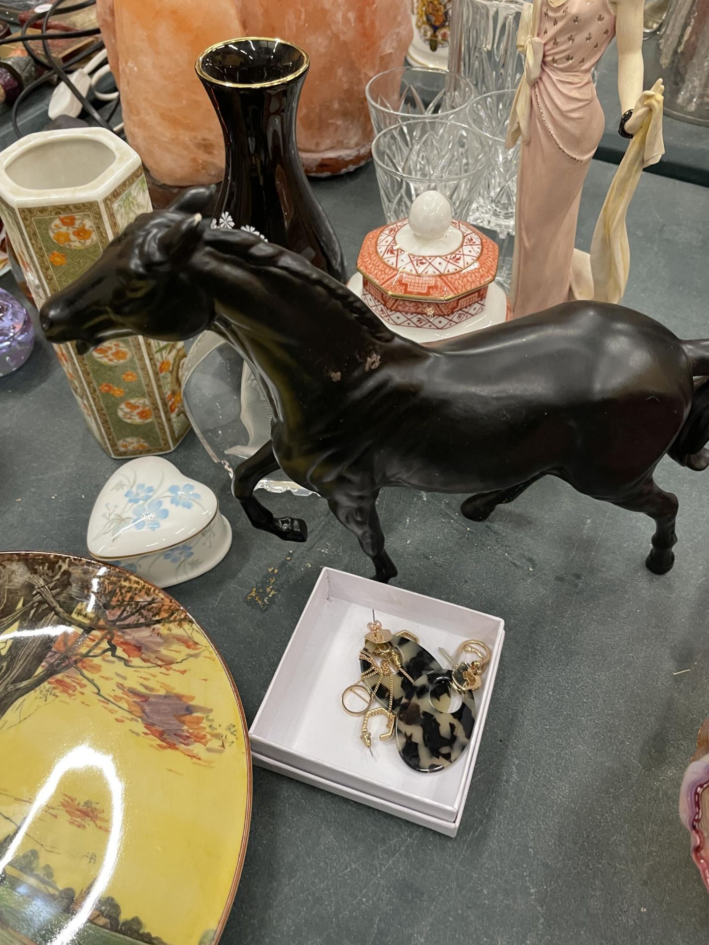 A MIXED LOT TO INCLUDE A DECANTER AND GLASSES, A WEDGWOOD GLASS PAPERWEIGHT, VASES, HORSE AND LADY - Image 4 of 6