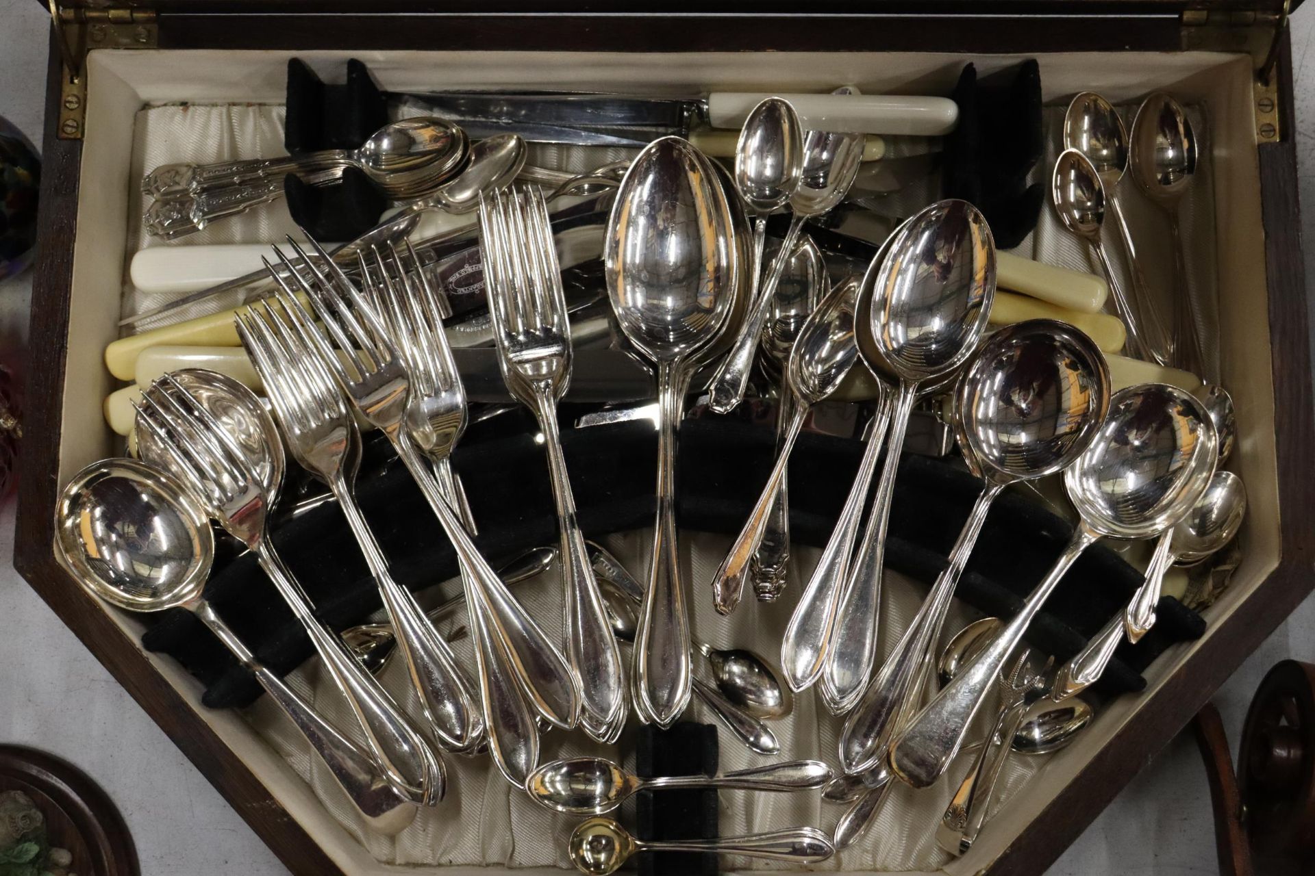 A VINTAGE CANTEEN OF CUTLERY IN AN OAK BOX - Image 2 of 12