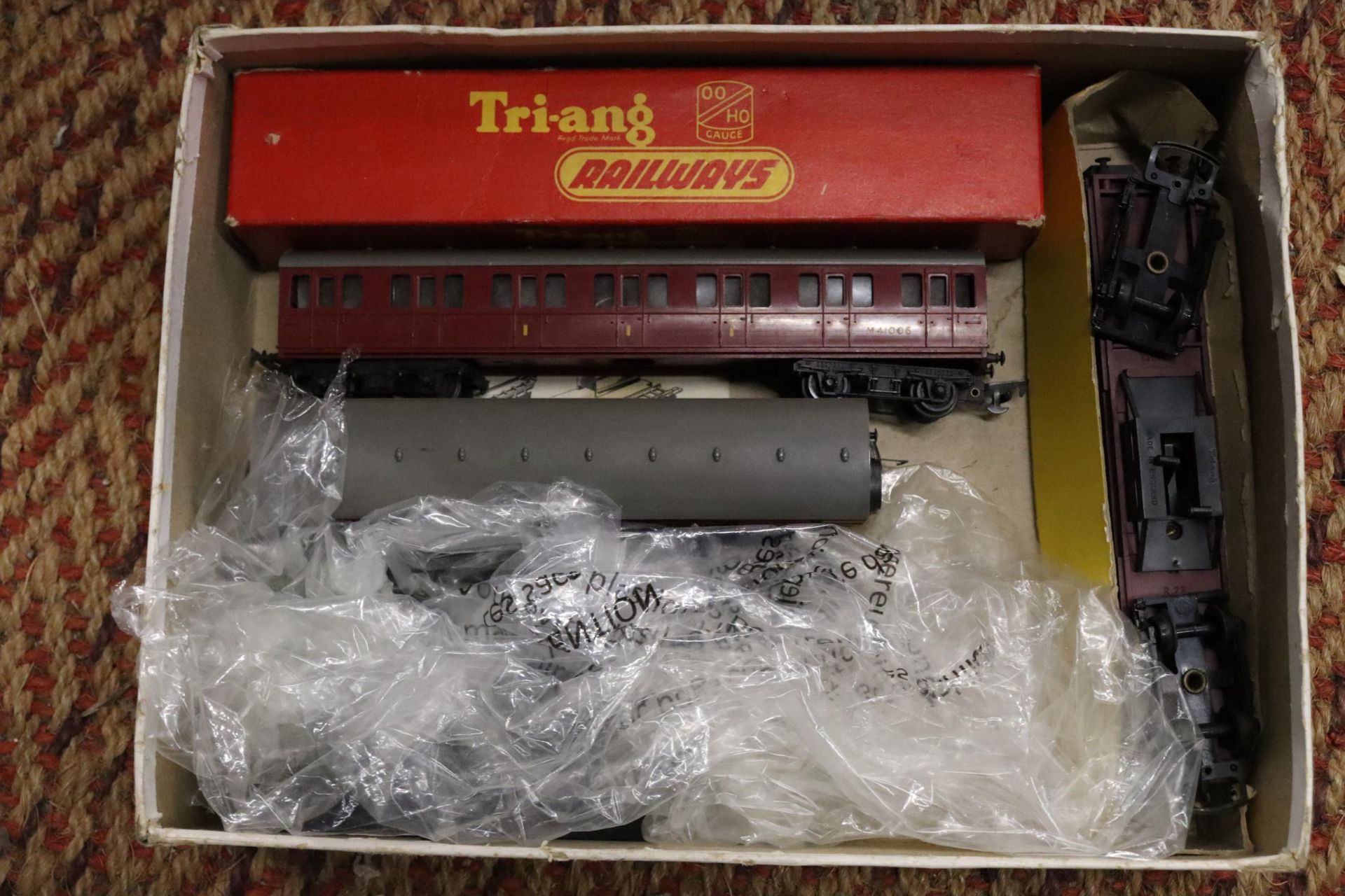 A BOXED VINTAGE 1960'S TRI-ANG RAILWAYS, OO GAUGE OPERATING MAIL COACH SET AND FURTHER TRI-ANG MODEL - Image 3 of 7