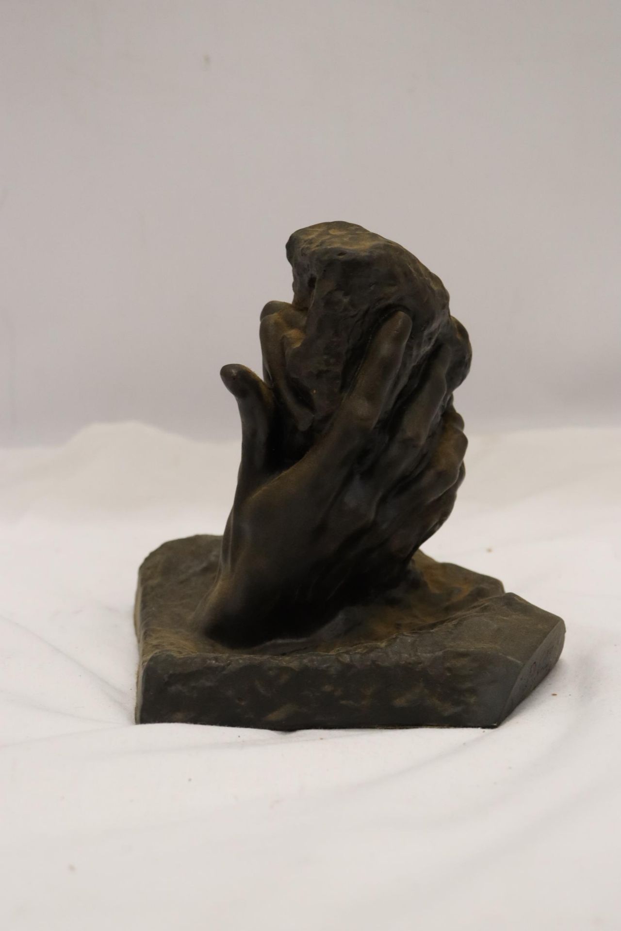 A BRONZE EFFECT HAND OF GOD SCULPTURE - Bild 4 aus 5