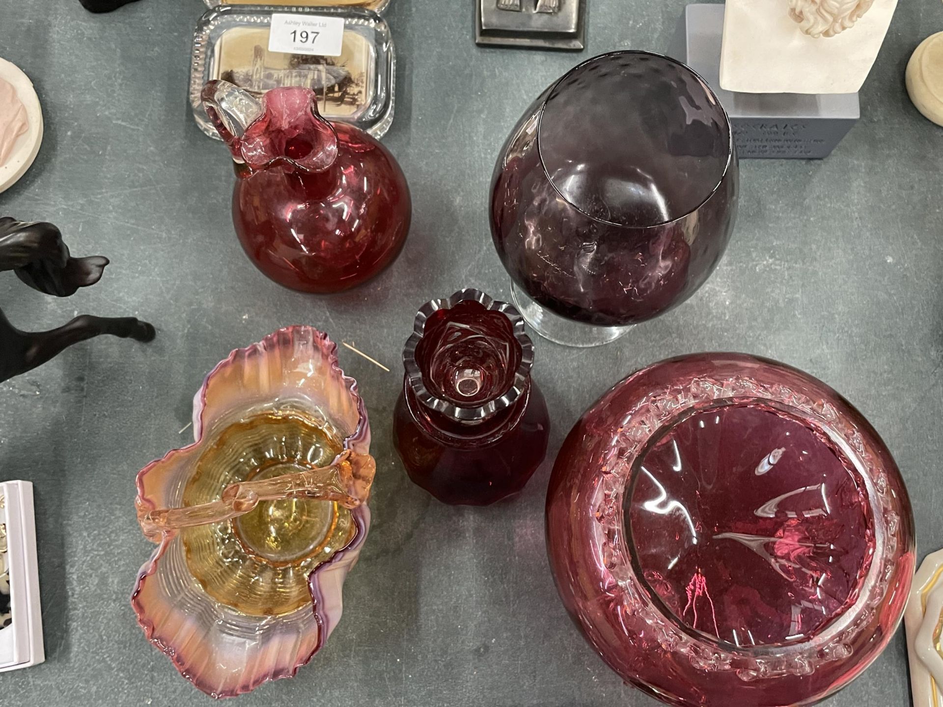 A COLLECTION OF VINTAGE COLOURED GLASS TO INCLUDE CRANBERRY BOWLS, A SMALL LIDDED BOTTLE, BASKET - Image 2 of 5