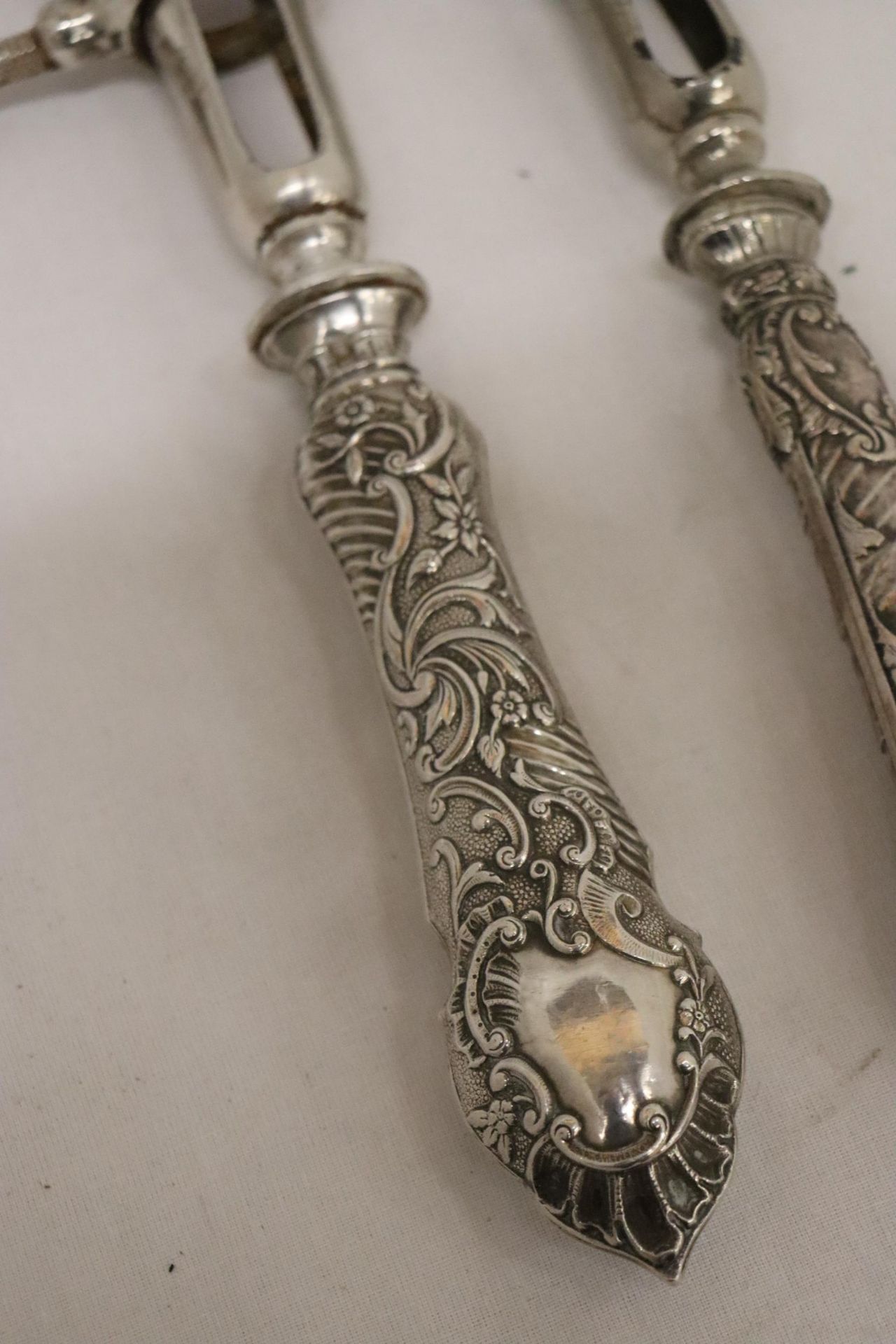 TWO VINTAGE CONTINENTAL, POSSIBLY SILVER, HANDLED GIGOT LAMB SHANK/HAM BONE HOLDERS - Image 2 of 6