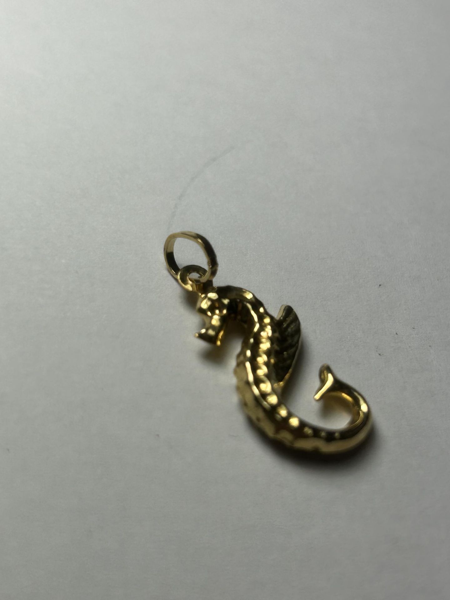 A 9CT YELLOW GOLD SEAHORSE CHARM - Image 2 of 3