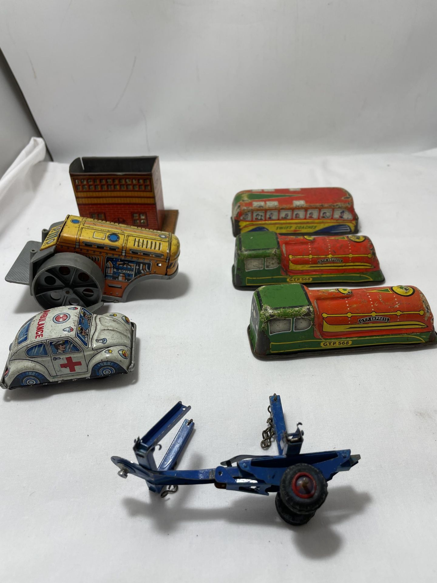 A QUANTITY OF VINTAGE TIN PLATE AND PLASTIC, FRICTION DRIVEN TOY VEHICLES FROM THE 1950'S/60'S