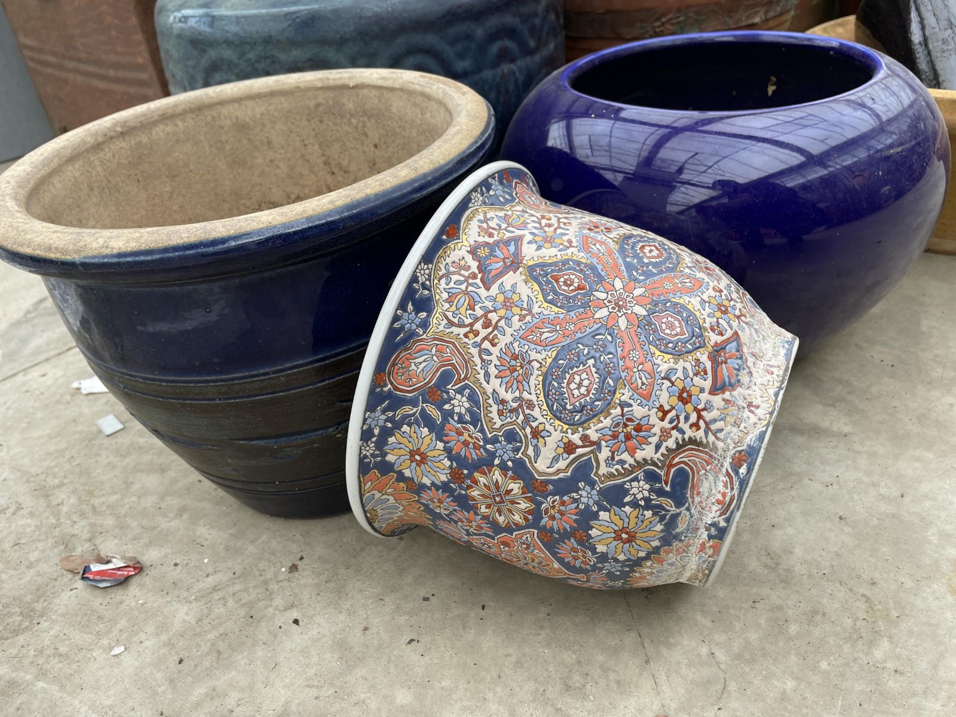 A LARGE ASSORTMENT OF GLAZED AND TERRACOTTA PLANT POTS - Image 4 of 6