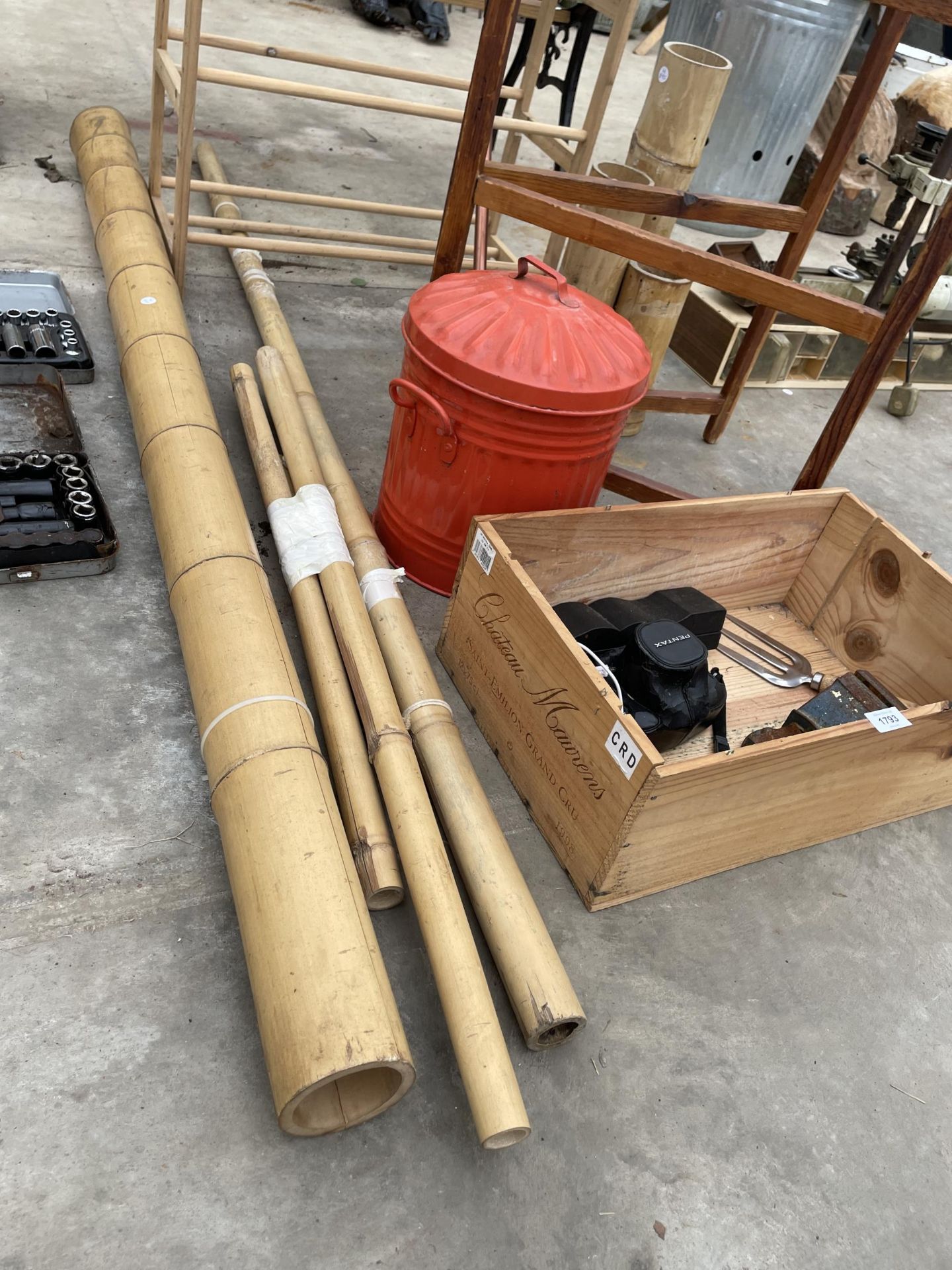 AN ECLECTIC ASSORTMENT OF ITEMS TO INCLUDE A SHOOTING STICK, A PENTAX CAMERA AND LARGE BAMBOO PIECES - Image 2 of 5