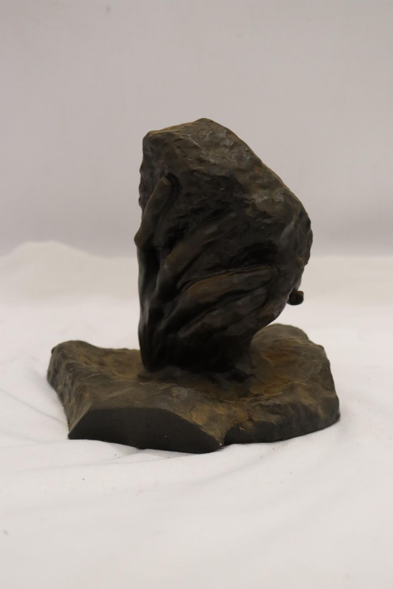 A BRONZE EFFECT HAND OF GOD SCULPTURE - Bild 3 aus 5