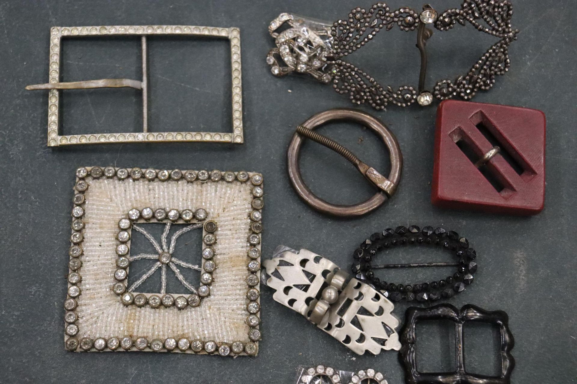 A QUANTITY OF VINTAGE BUCKLES, BROOCHES, ETC - Image 5 of 5