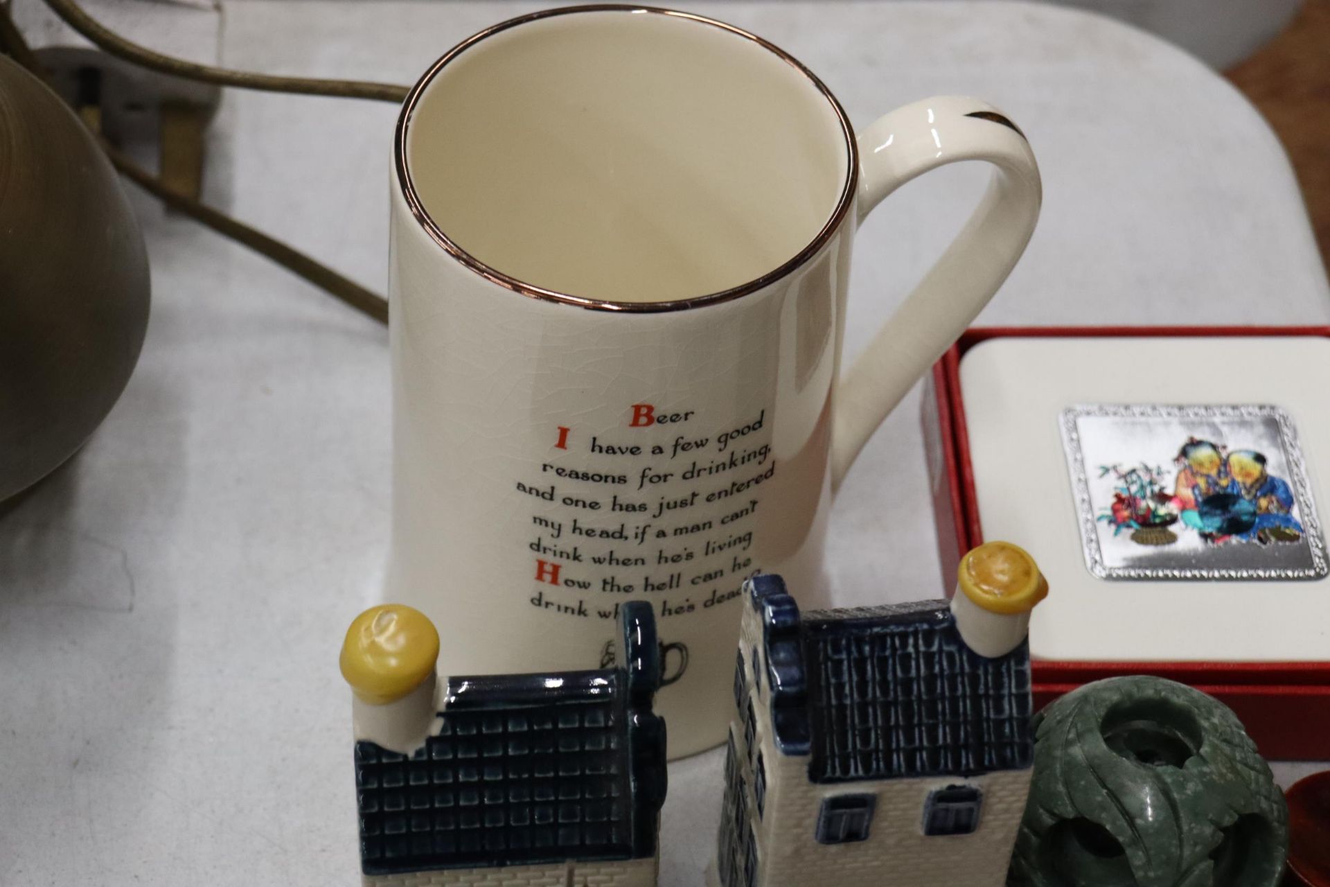 A MIXED LOT TO INCLUDE A VINTAGE PAIR OF BINOCULARS AND CASE, A SANDLAND TANKARD, COASTERS, TIE - Image 3 of 11