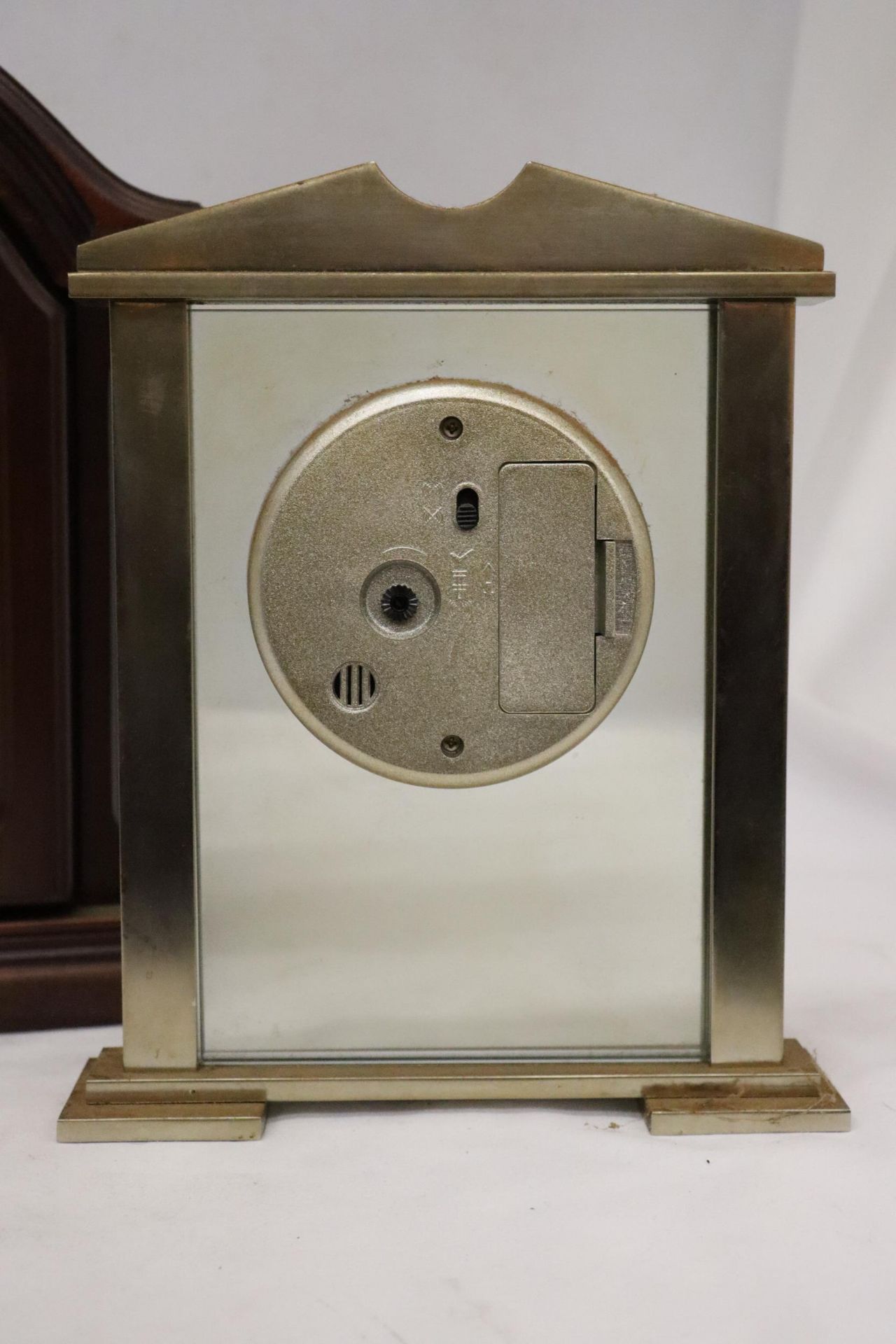 TWO QUARTZ MANTLE CLOCKS TO INCLUDE A BENTIMA - Image 4 of 9
