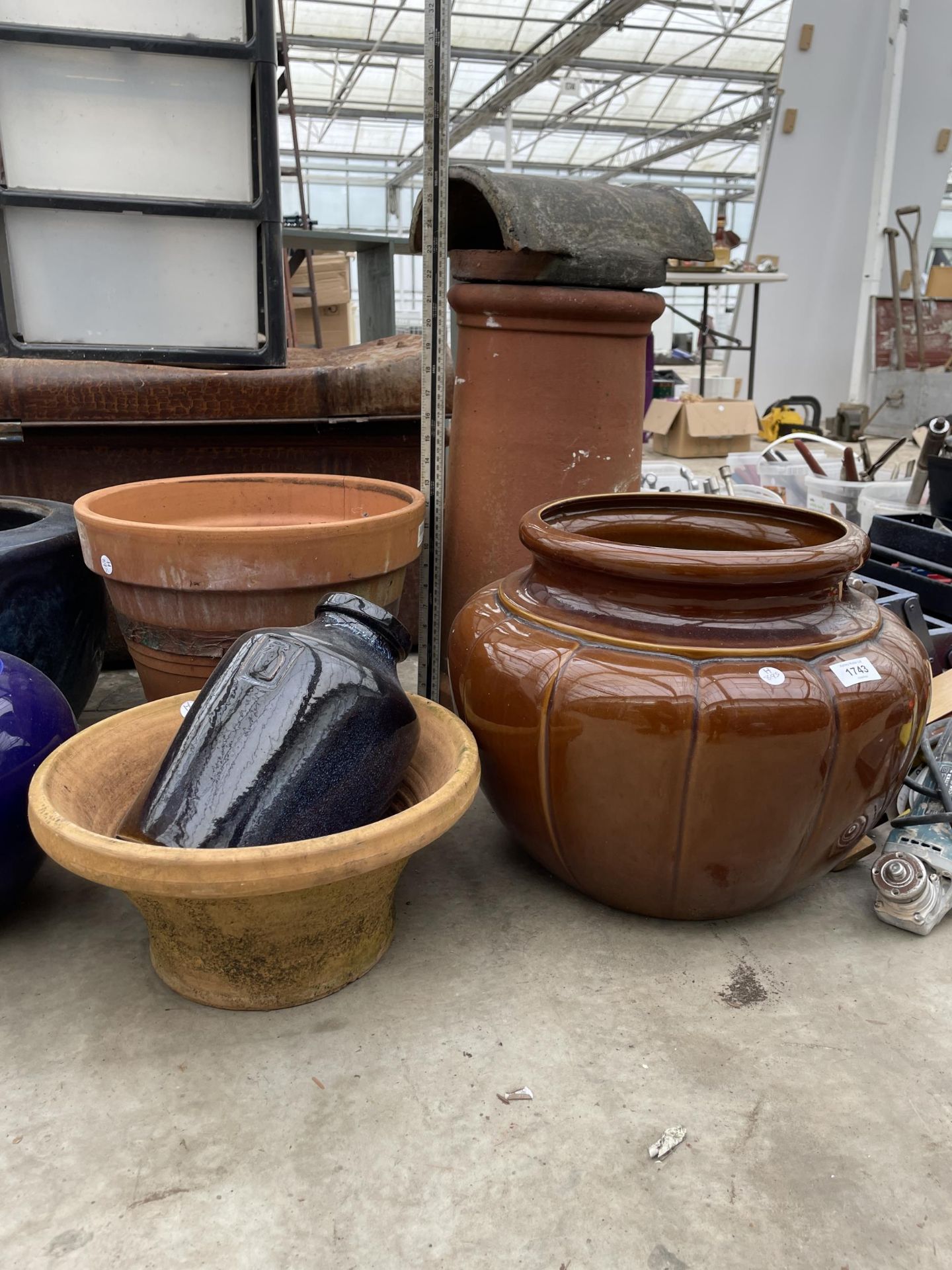 A LARGE ASSORTMENT OF GLAZED AND TERRACOTTA PLANT POTS - Image 2 of 6