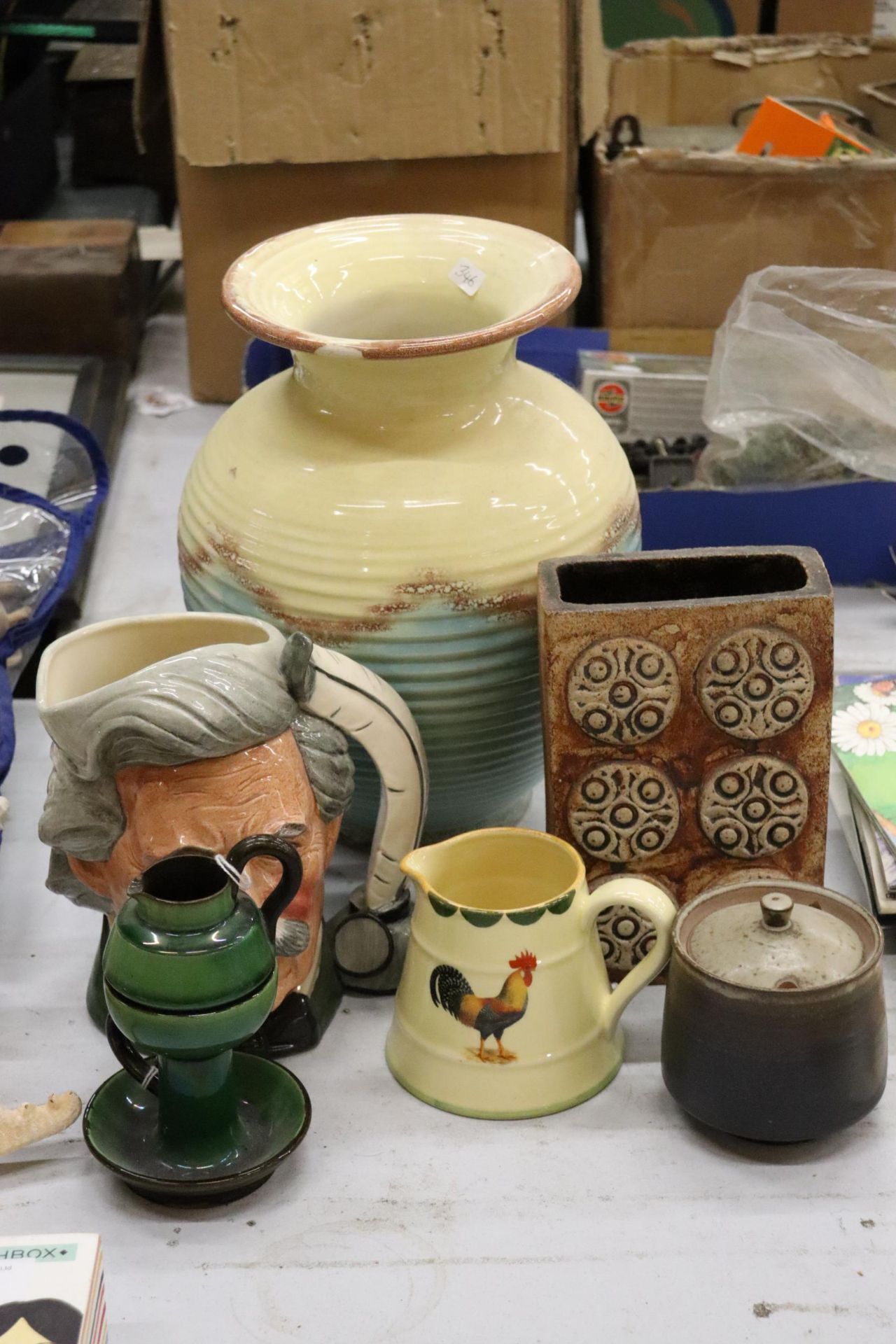 A QUANTITY OF ITEMS TO INCLUDE A ROYAL DOULTON TOBY JUG, 'MARK TWAIN', PLUS STUDIO POTTERY VASES,
