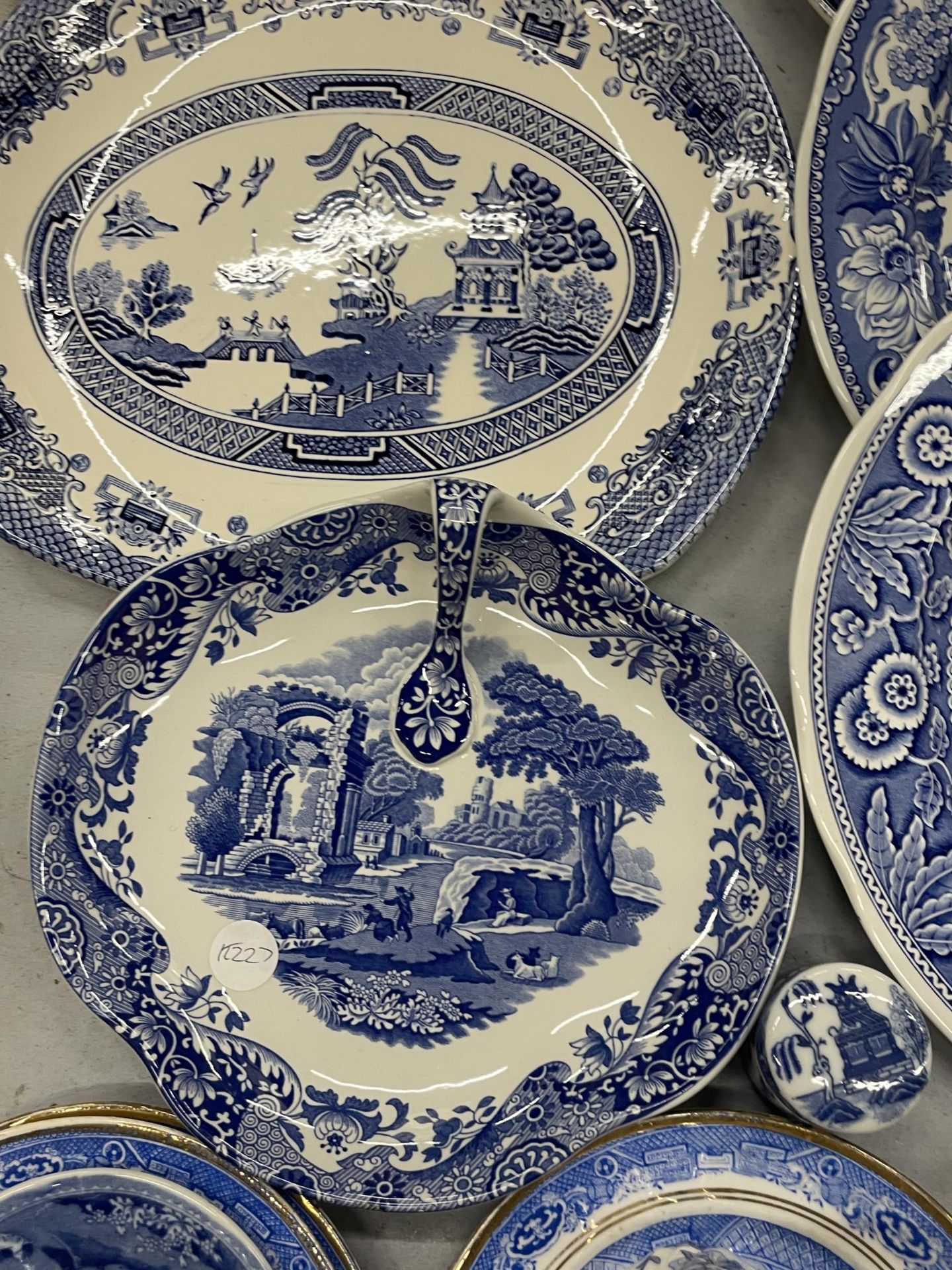 A COLLECTION OF BLUE AND WHITE CERAMICS TO INCLUDE SPODE ITALIAN AND BLUE ROOM, WILLOW PATTERN - Image 4 of 6