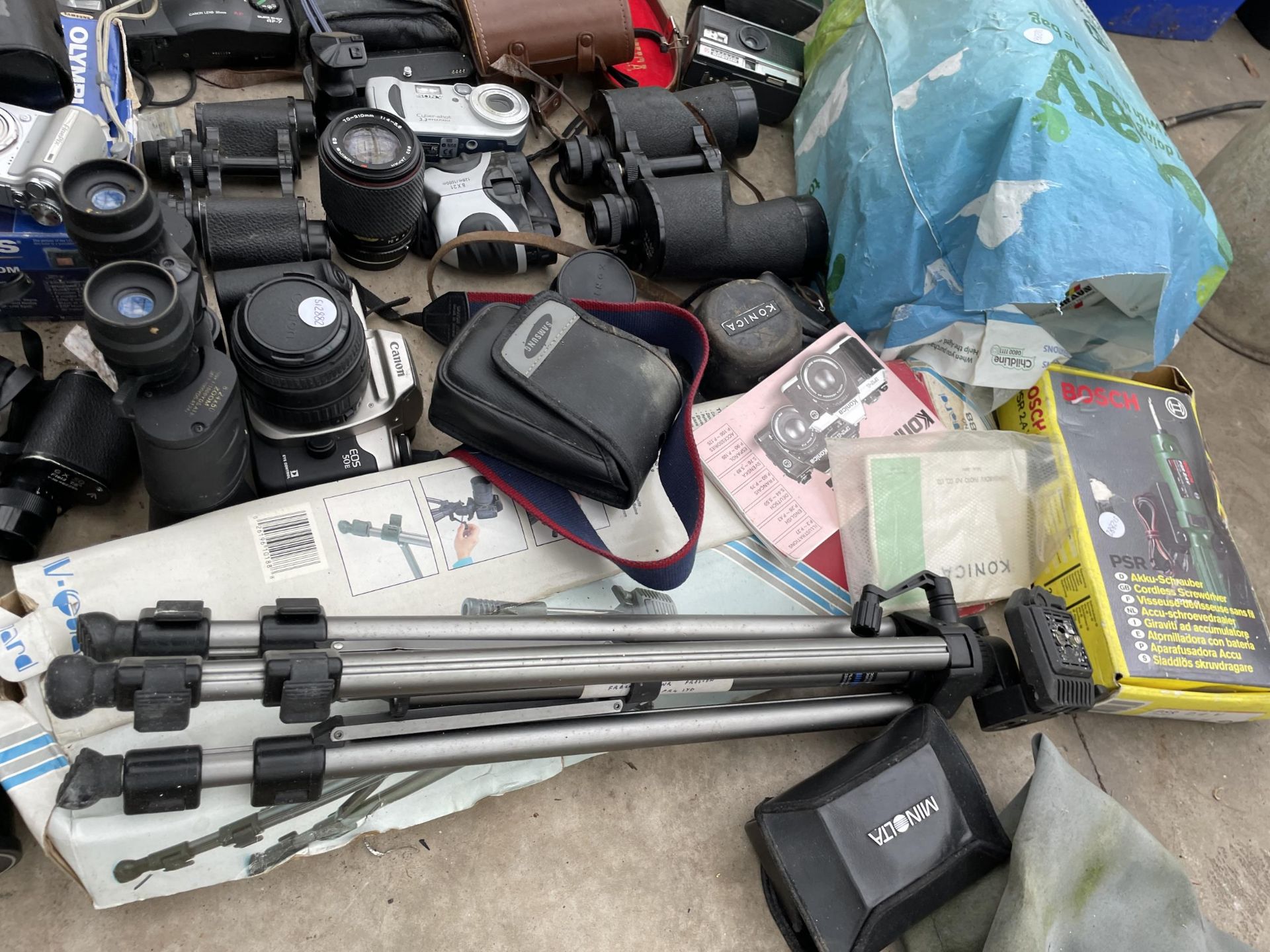 A LARGE ASSORTMENT OF PHOTOGRAPHY EQUIPMENT TO INCLUDE CAMERAS, LENS', BINOCULARS AND A TRIPOD STAND - Image 5 of 5