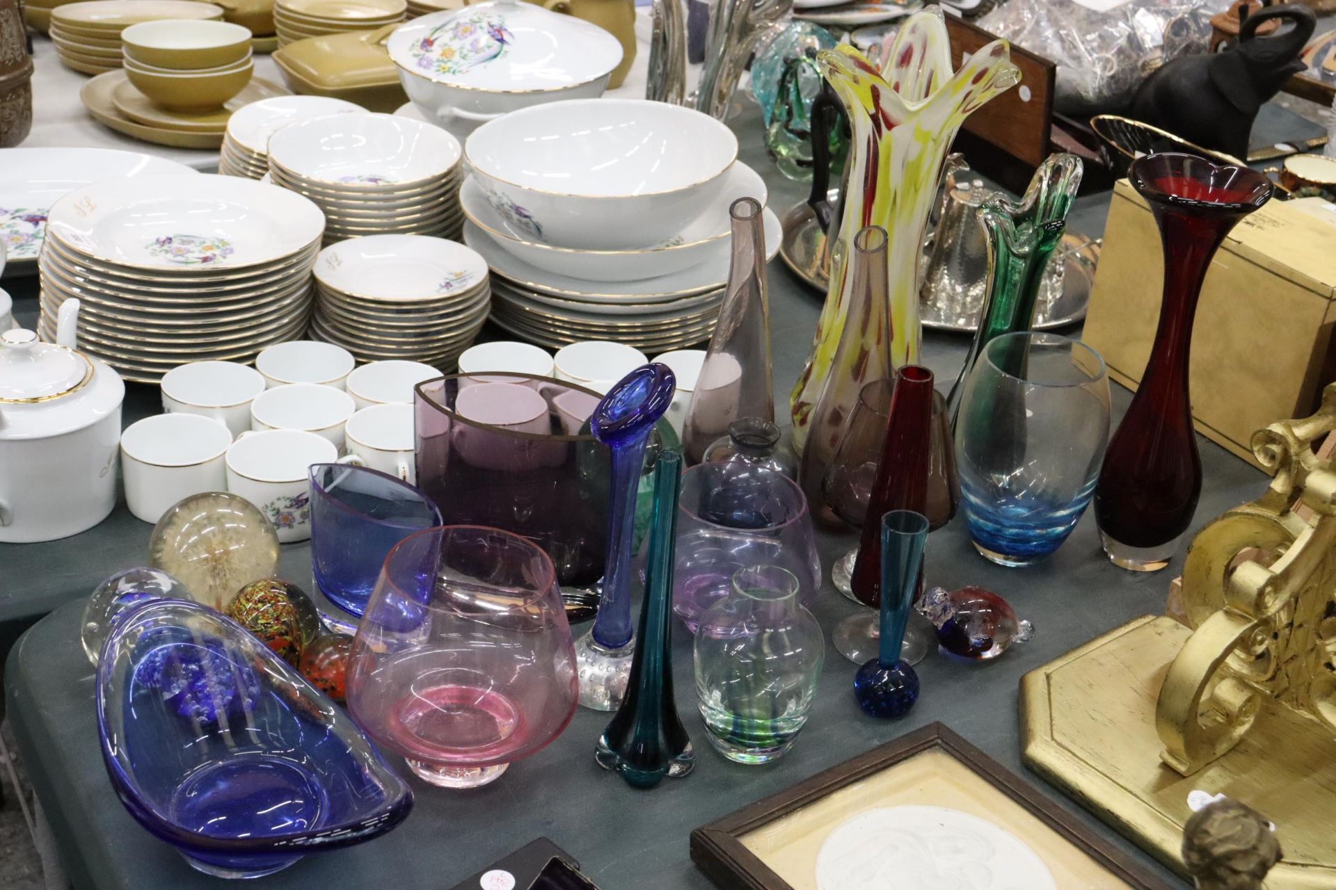 A LARGE QUANTITY OF GLASSWARE TO INCLUDE PAPERWEIGHTS, VASES, BOWLS, ETC., - Image 3 of 11