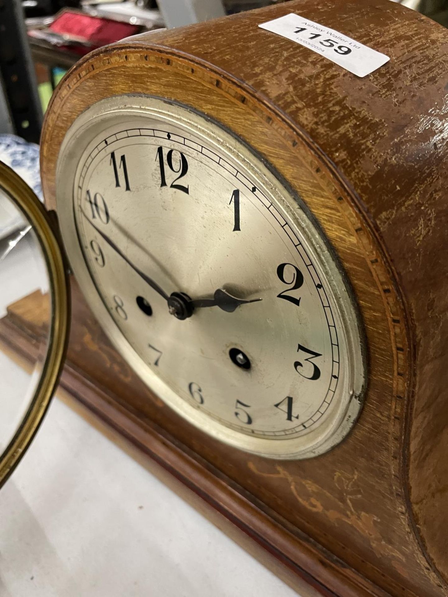 AN EDWARDIAN MAHOGANY MANTLE CLOCK, WITH INLAY TO THE FRONT, GLASS A/F - Image 3 of 4