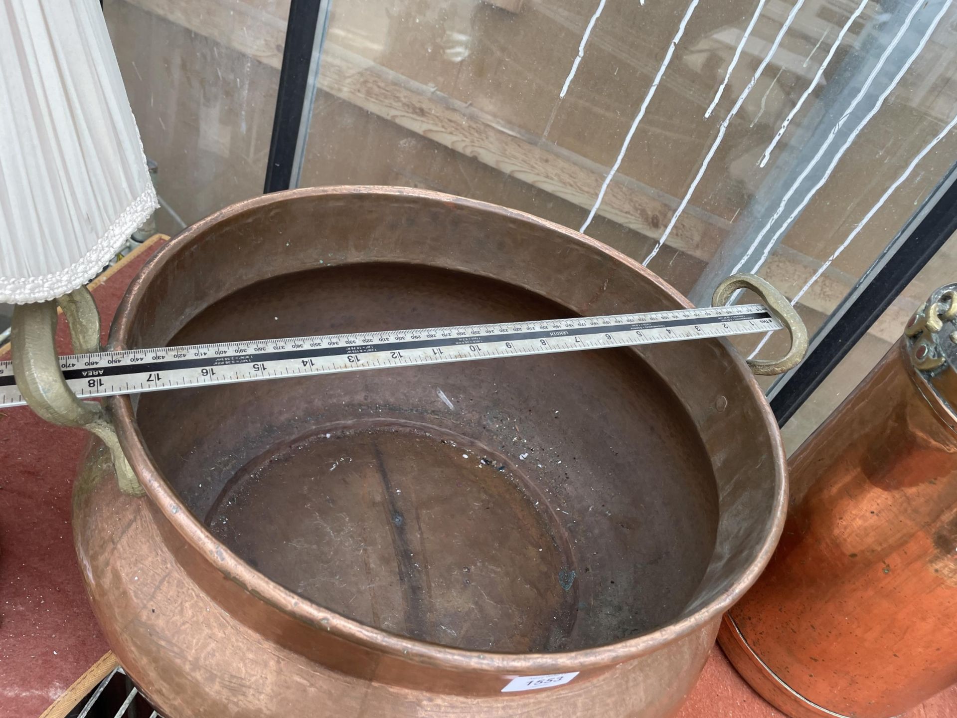 A LARGE VINTAGE COPPER BOWL PLANTER WITH TWIN HANDLES - Image 4 of 4