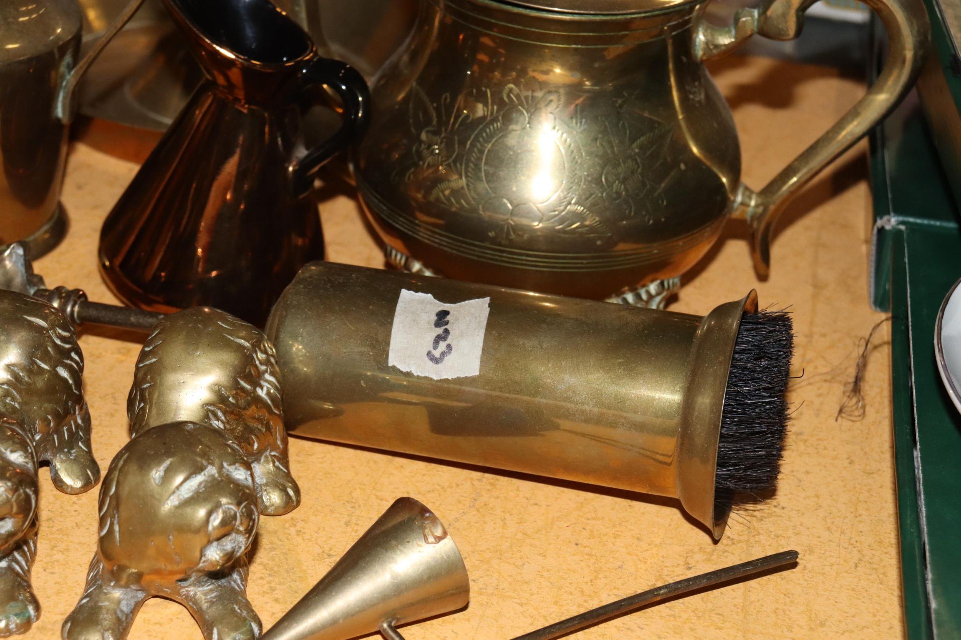 A COLLECTION OF BRASSWARE TO INCLUDE A LARGE 'WEE WILLIE WINKIE' CANDLESTICK, A TEAPOT, JUGS, - Image 4 of 7