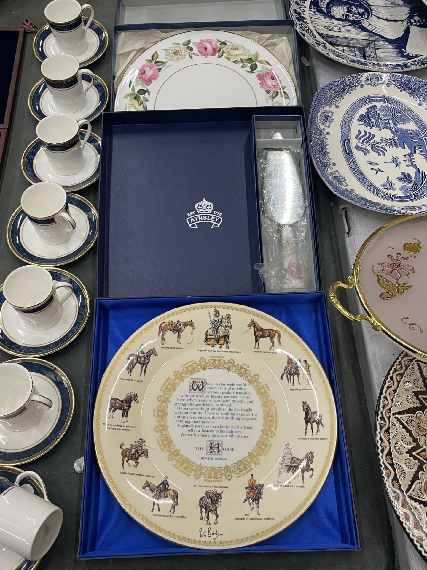 TWO BOXED CABINET PLATES TO INCLUDE AYNSLEY, 'THE HORSE, ROYAL WORCESTER, 'ROYAL GARDEN' CAKE