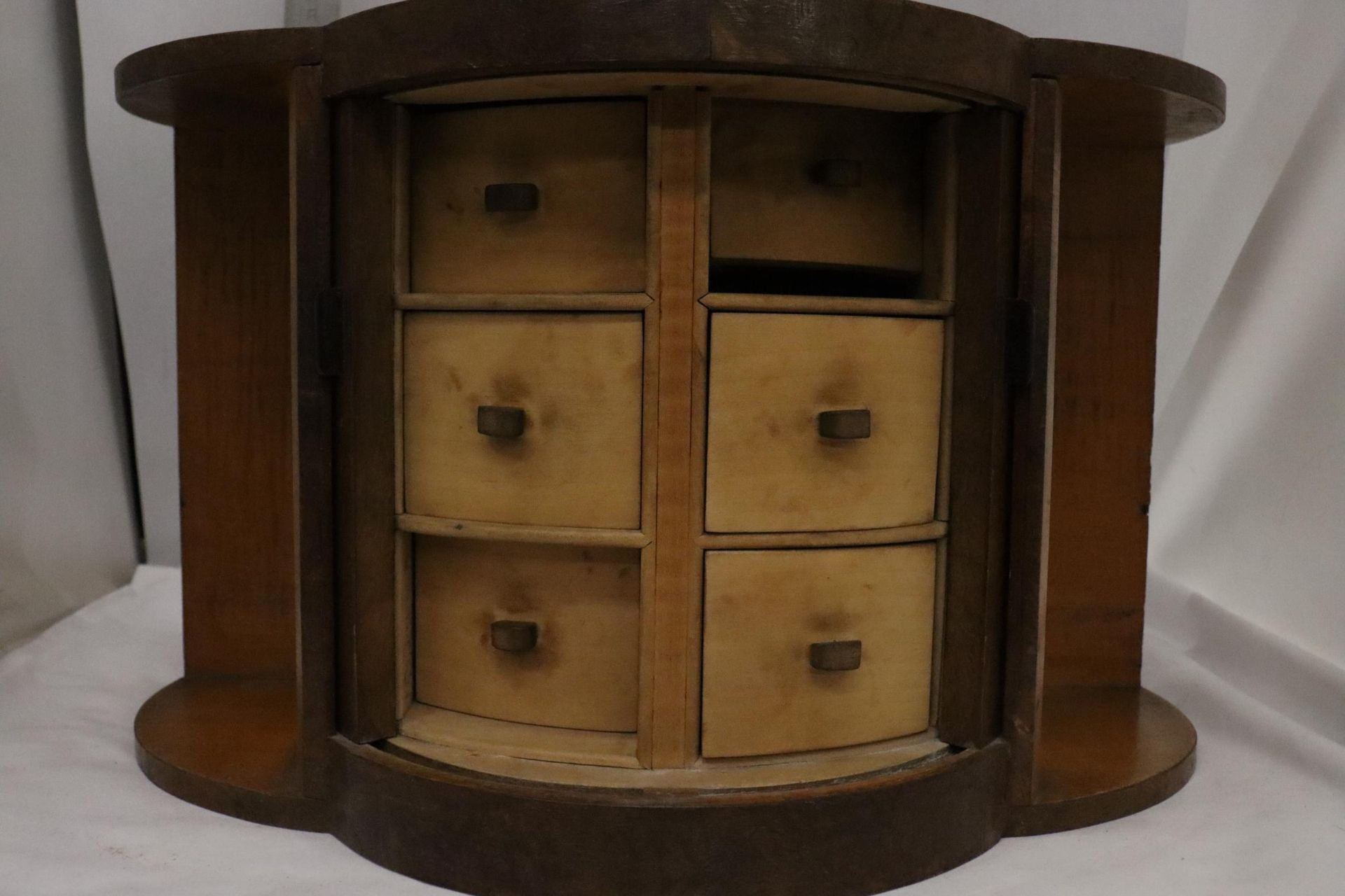 AN ART DECO STYLE WALNUT BOW FRONTED JEWELLERY BOX WITH TUBE SLIDING DOORS AND SIX INNER DRAWERS - Image 4 of 6