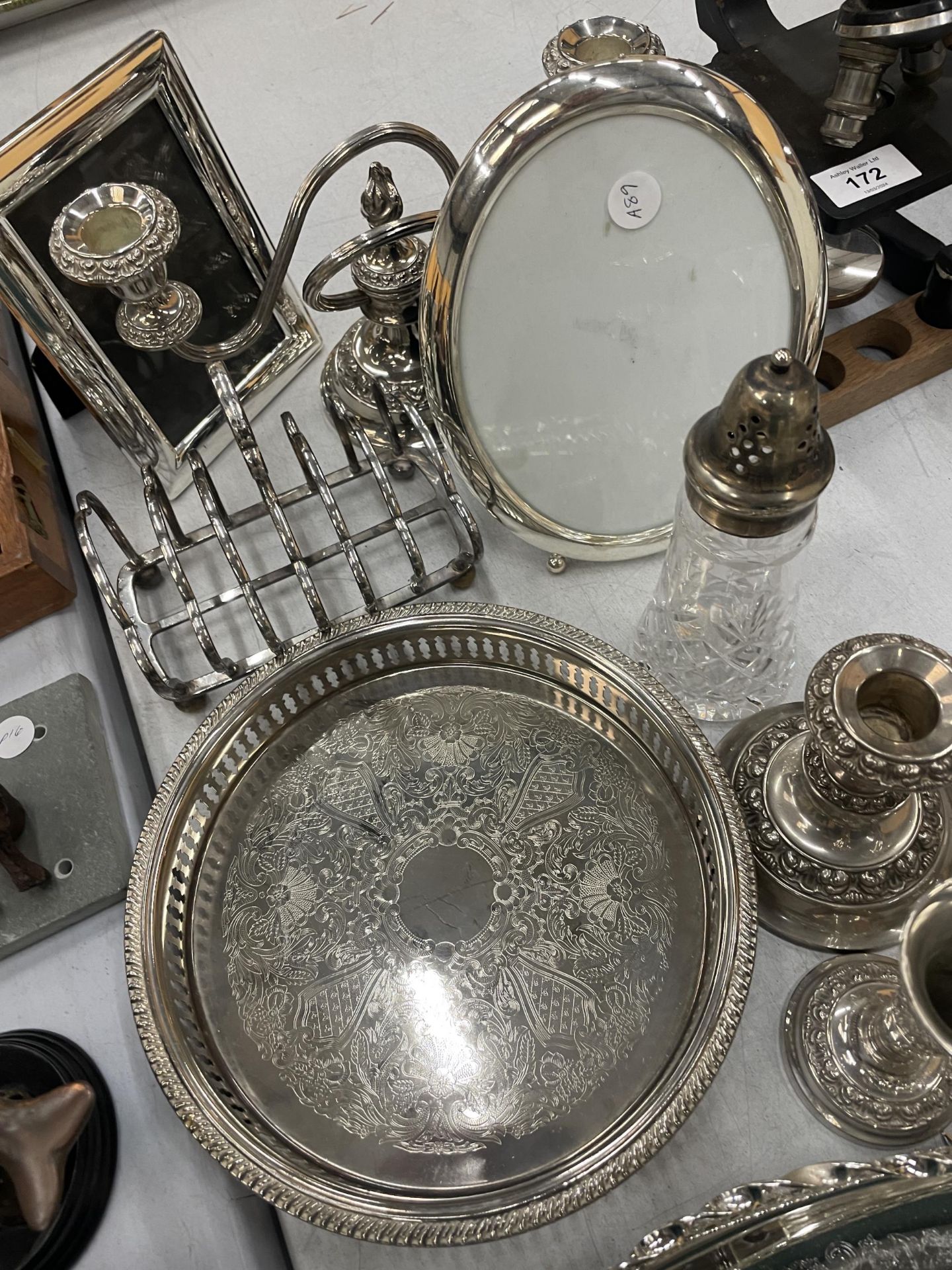 A QUANTITY OF SILVER PLATED ITEMS TO INCLUDE TRAYS, A CANDLEABRA, TOAST RACK, BUD VASES, SUGAR - Image 4 of 5