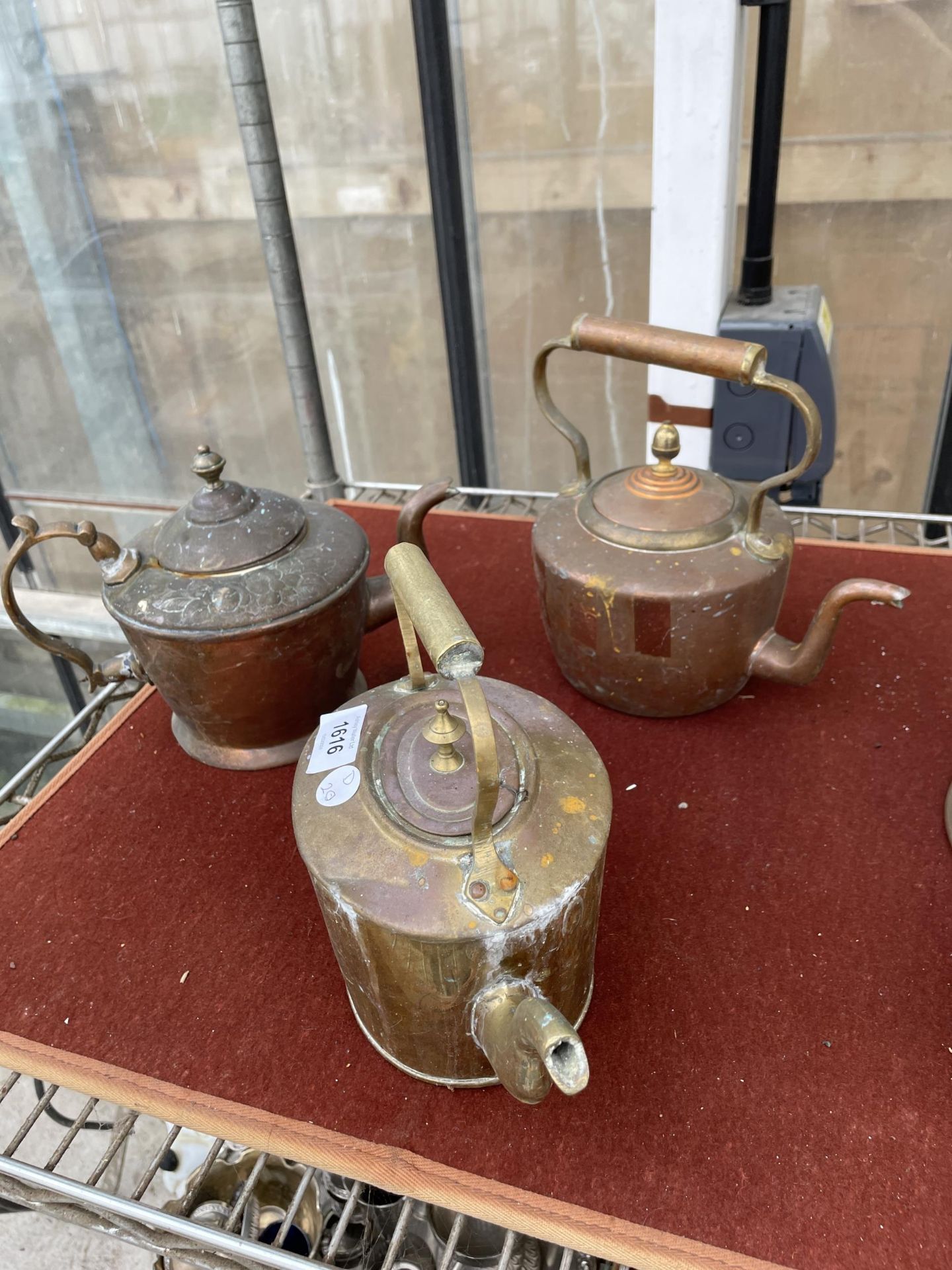 THREE SMALL KETTLES TO INCLUDE ONE BRASS AND TWO COPPER
