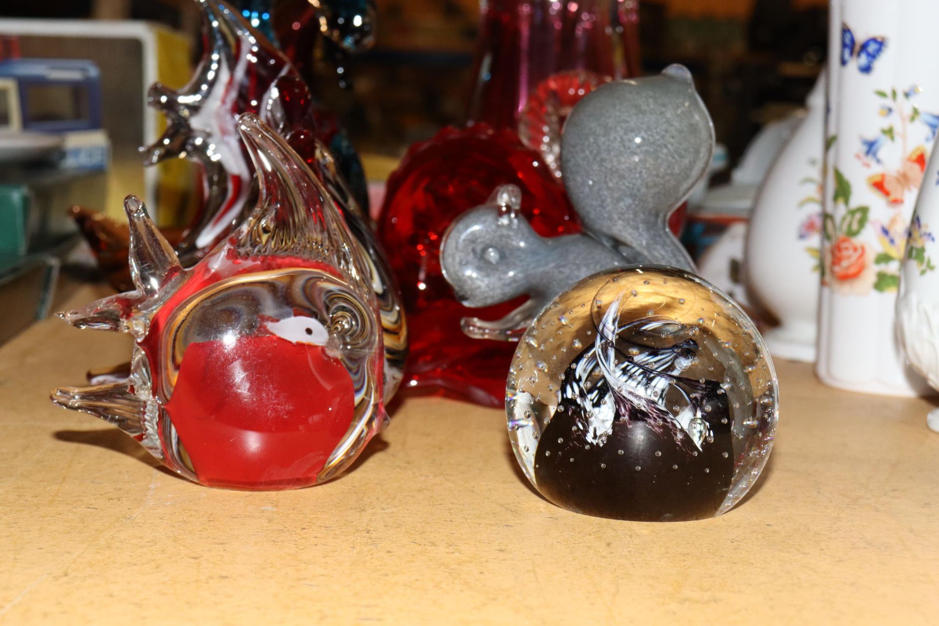 A COLLECTION OF GLASSWARE TO INCLUDE GLASS FIGURES, PAPERWEIGHTS A STUDIO ART CRANBERRY VASE, - Image 5 of 10