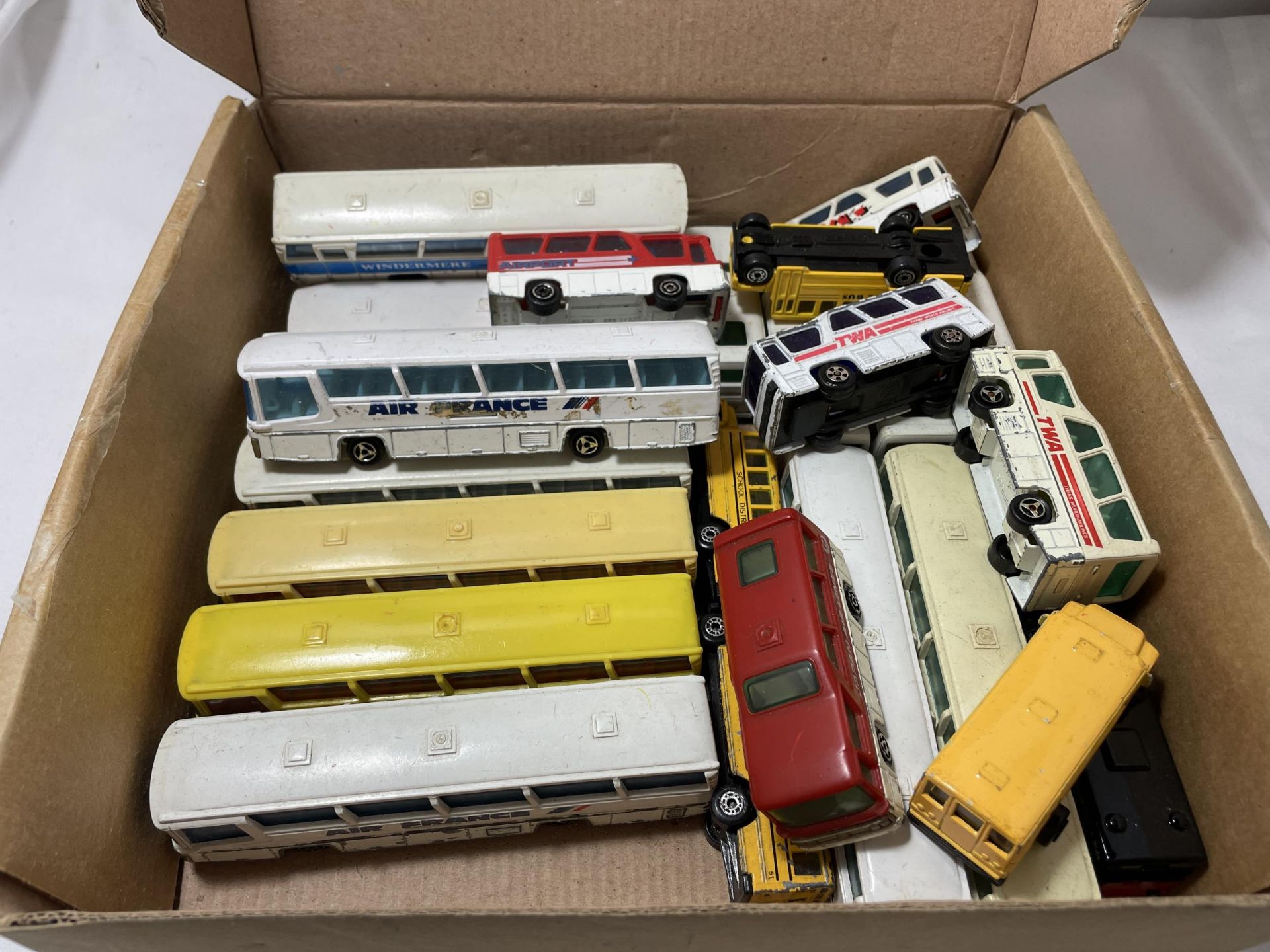 A LARGE QUANTITY OF DIECAST TOY BUSES AND COACHES TO INCLUDE MAJORETTE, MATCHBOX,ETC - Image 2 of 7