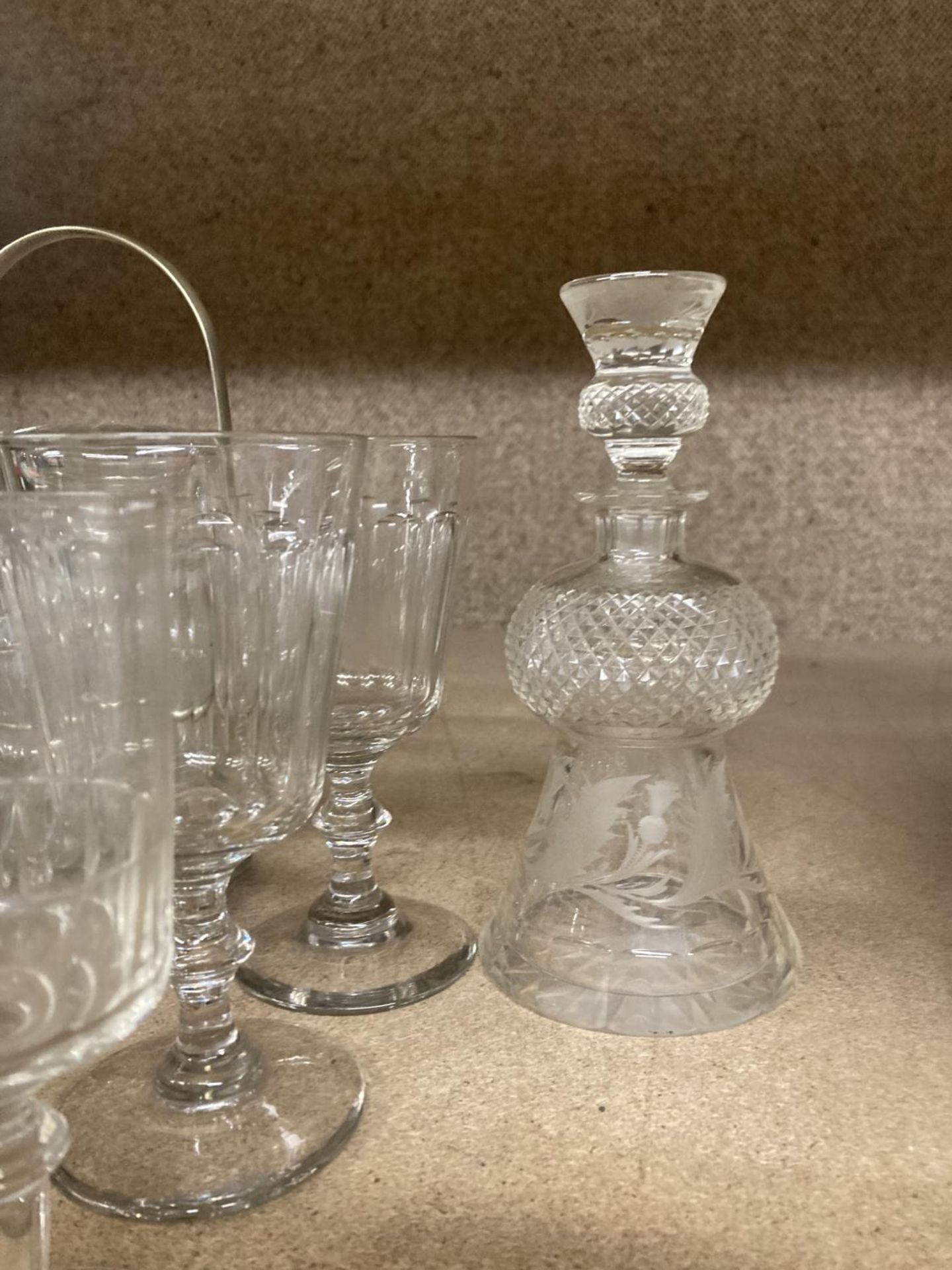 A QUANTITY OF GLASSWARE TO INC;LUDE A THISTLE DECANTER (A/F), GLASSES ETC - Image 2 of 4