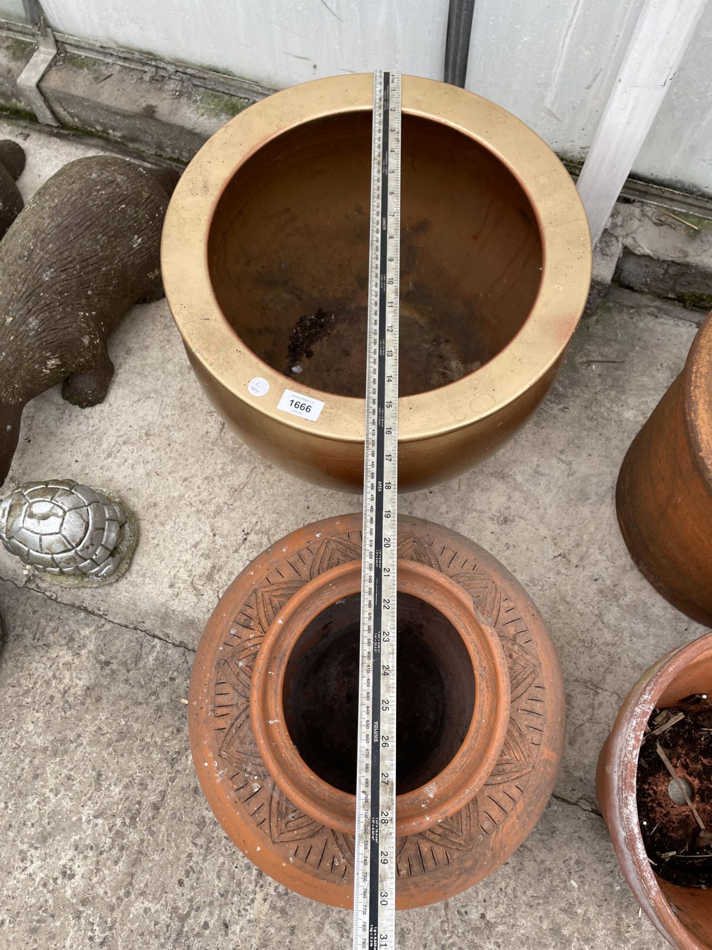 A TERRACOTTA PLANTER AND A FURTHER GILT TERRACOTTA PLANTER - Bild 2 aus 3