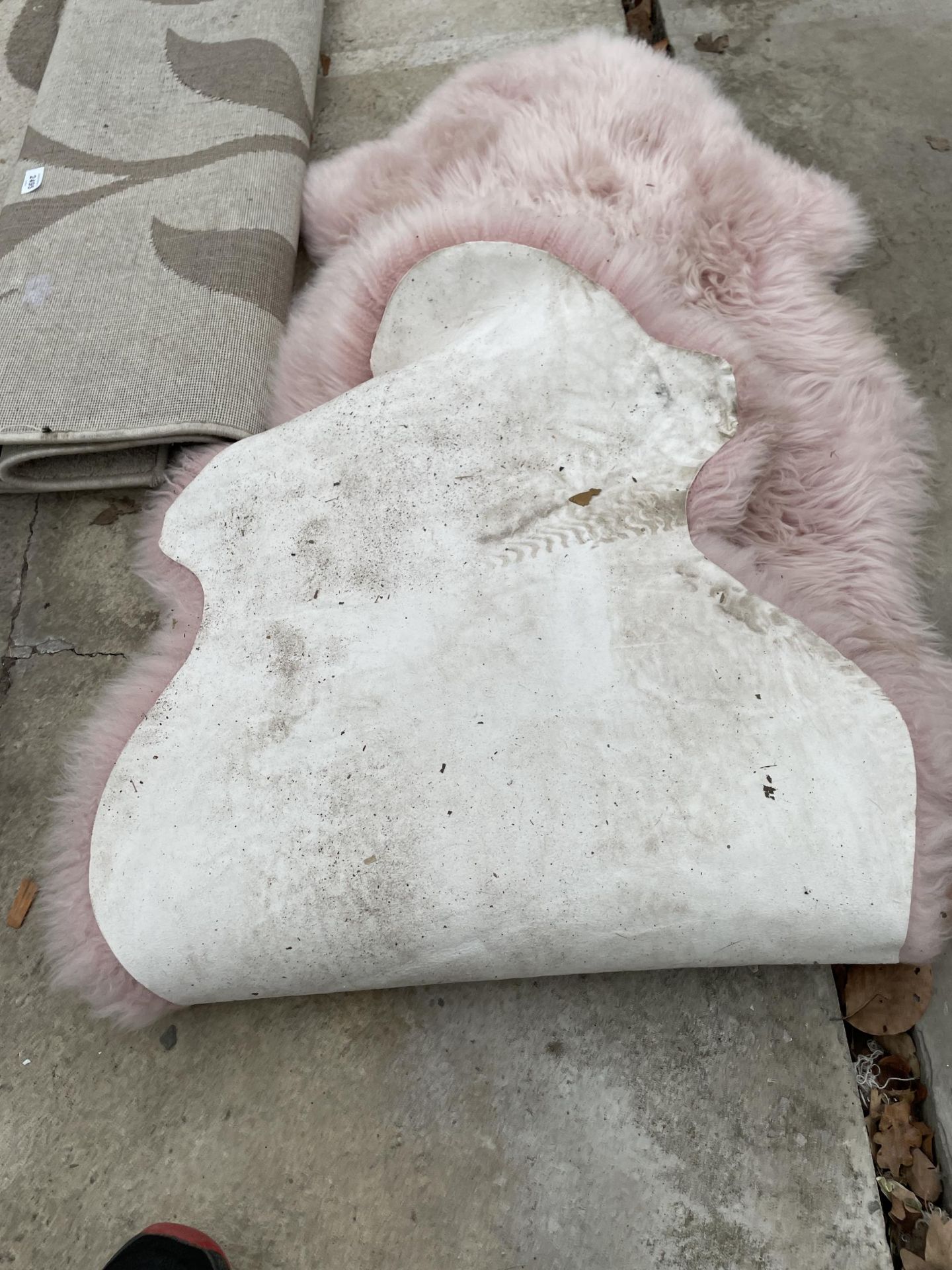 A SHAGGY SHEEPSKIN STYLE RUG - Image 2 of 2