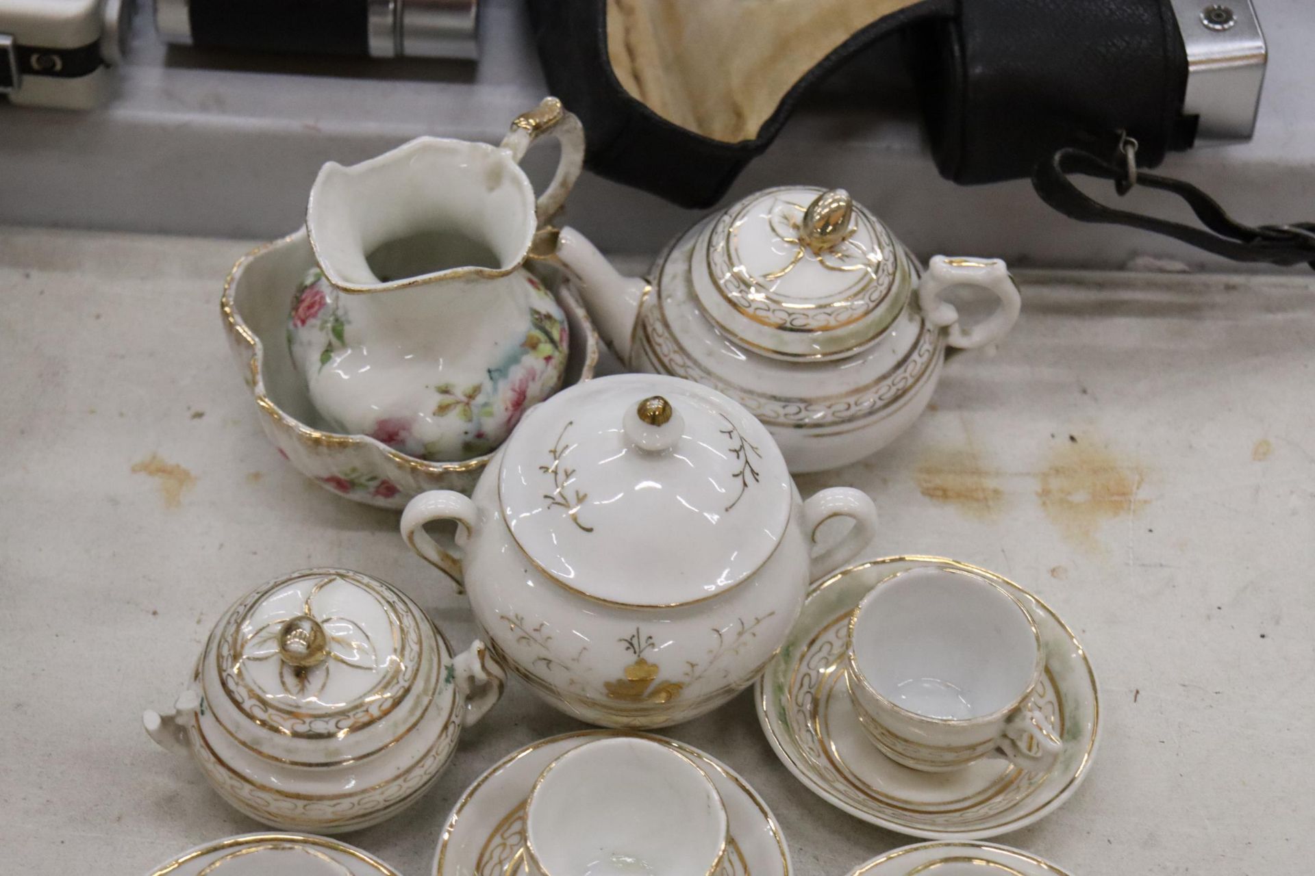 A VINTAGE DOLL'S TEASET AND DINNER SERVICE TO INCLUDE PLATES, CUPS, SAUCERS, TEAPOT, ETC - Image 10 of 10