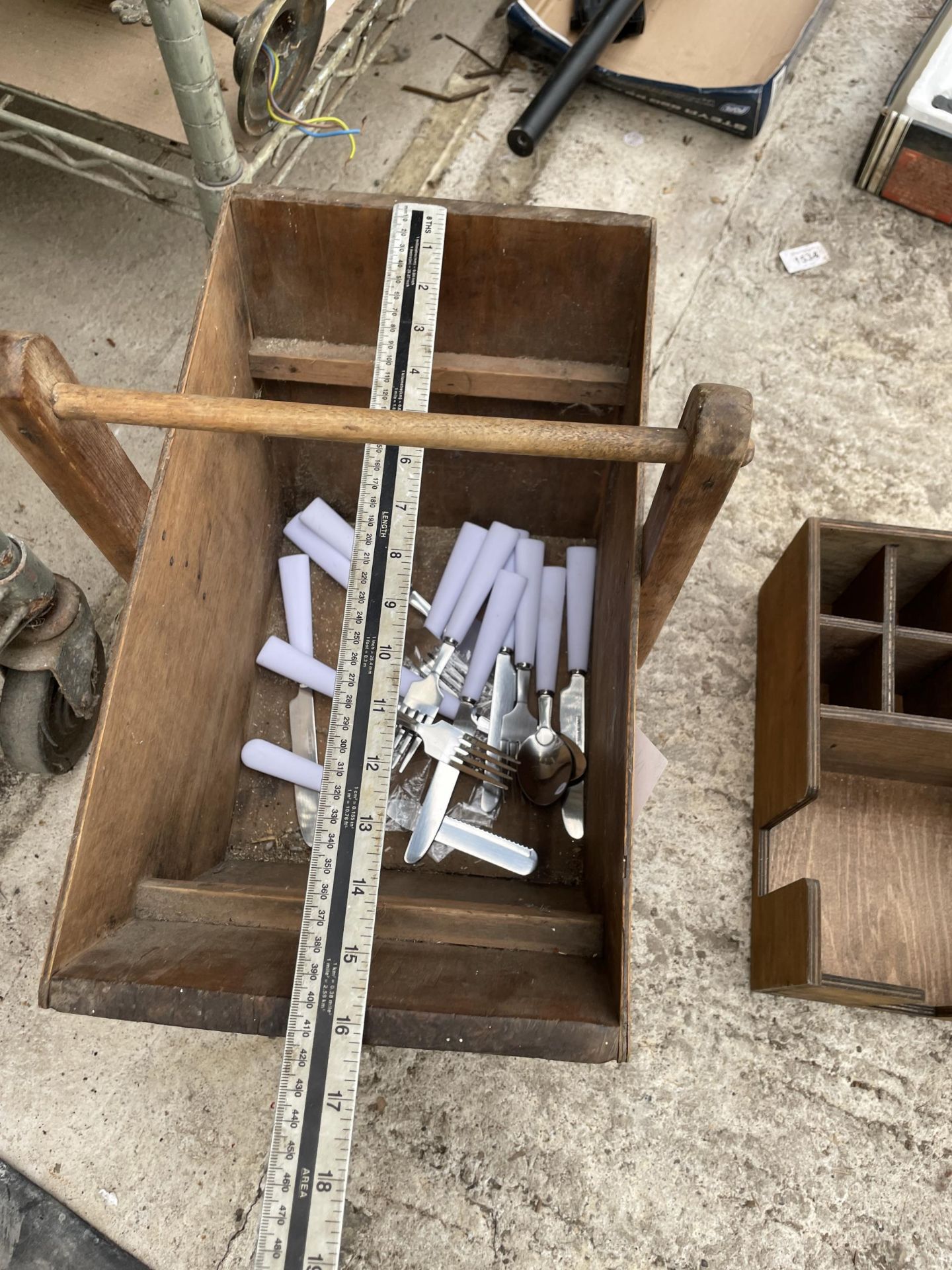 A VINTAGE WOODEN TRUG AND A DESK TIDY - Image 4 of 4